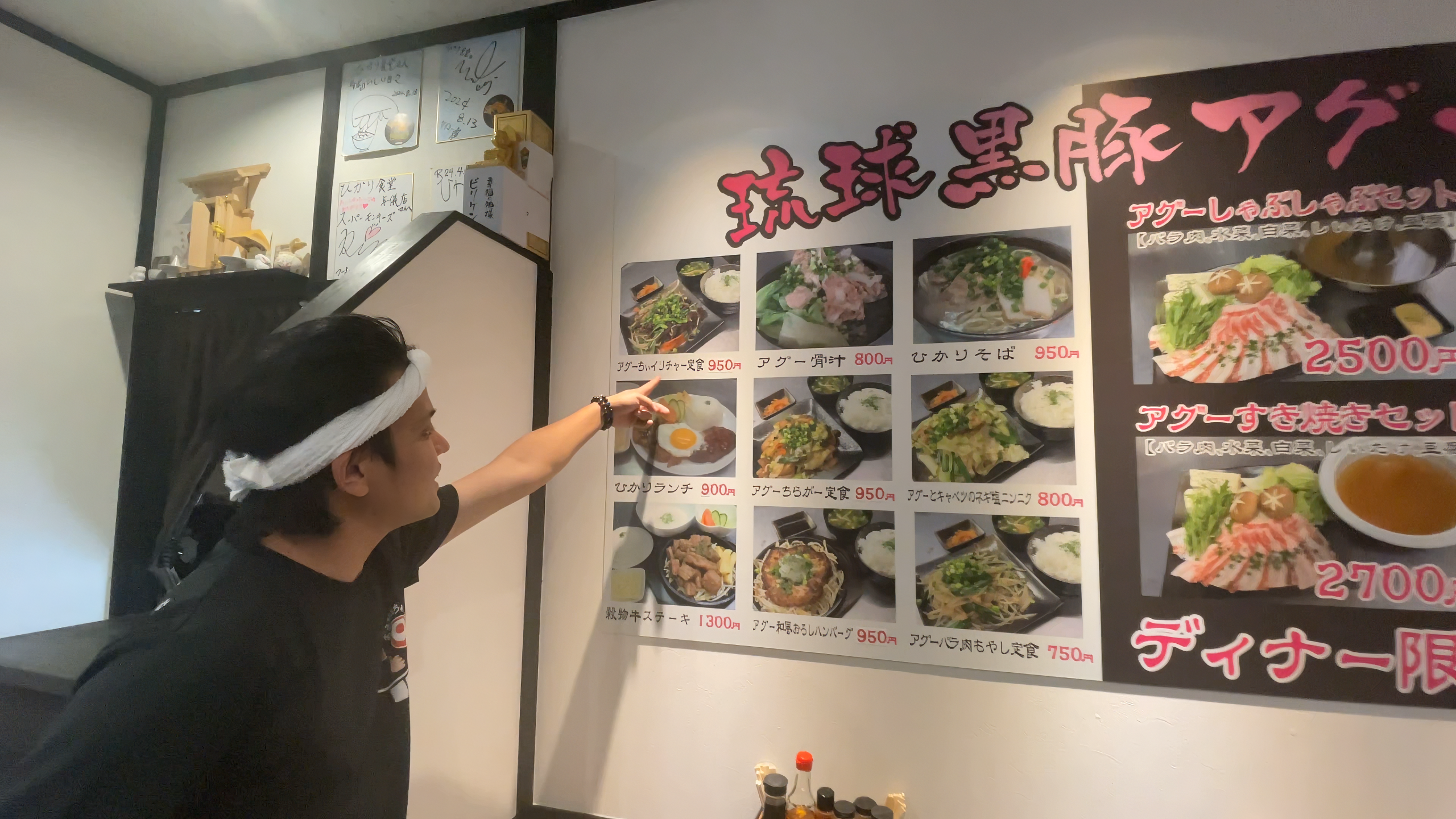 写真付きで分かりやすいメニュー表を見ながら楽しく食券を選ぶ様子