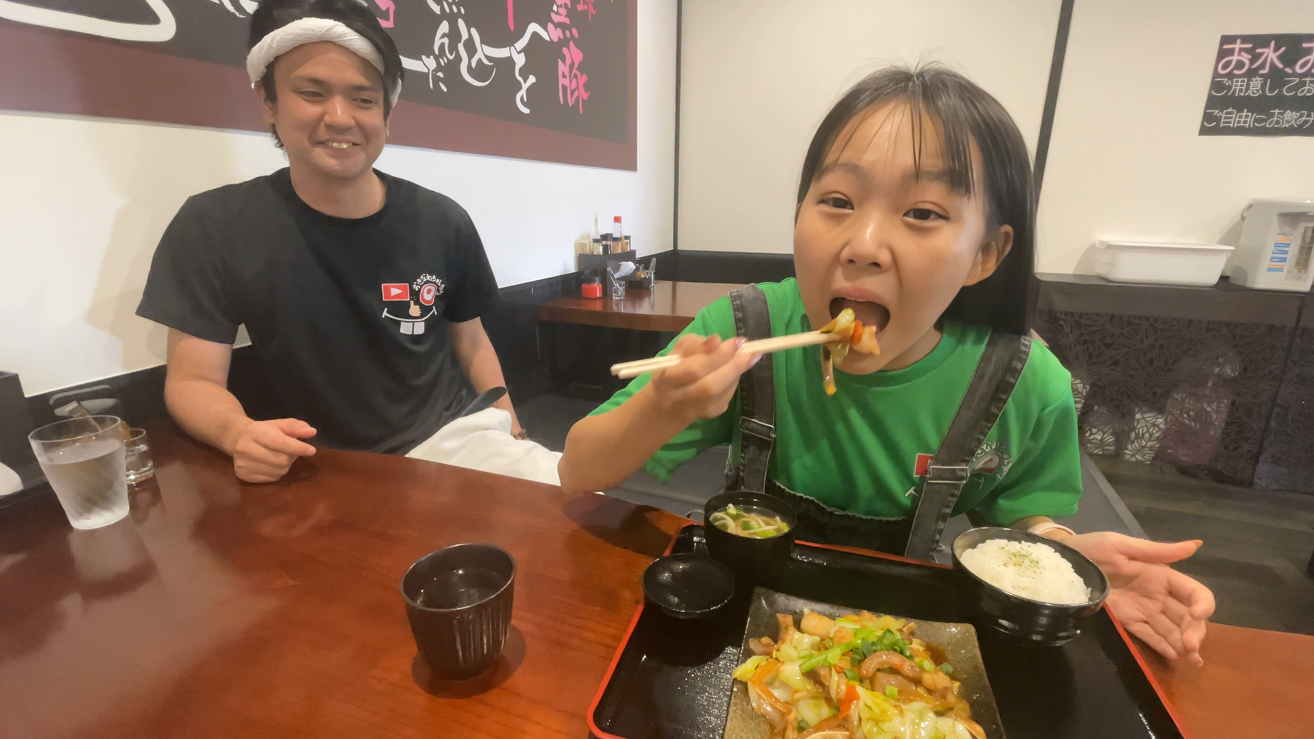 アグーちらがー定食の美味しさに笑顔が溢れるまいこさん