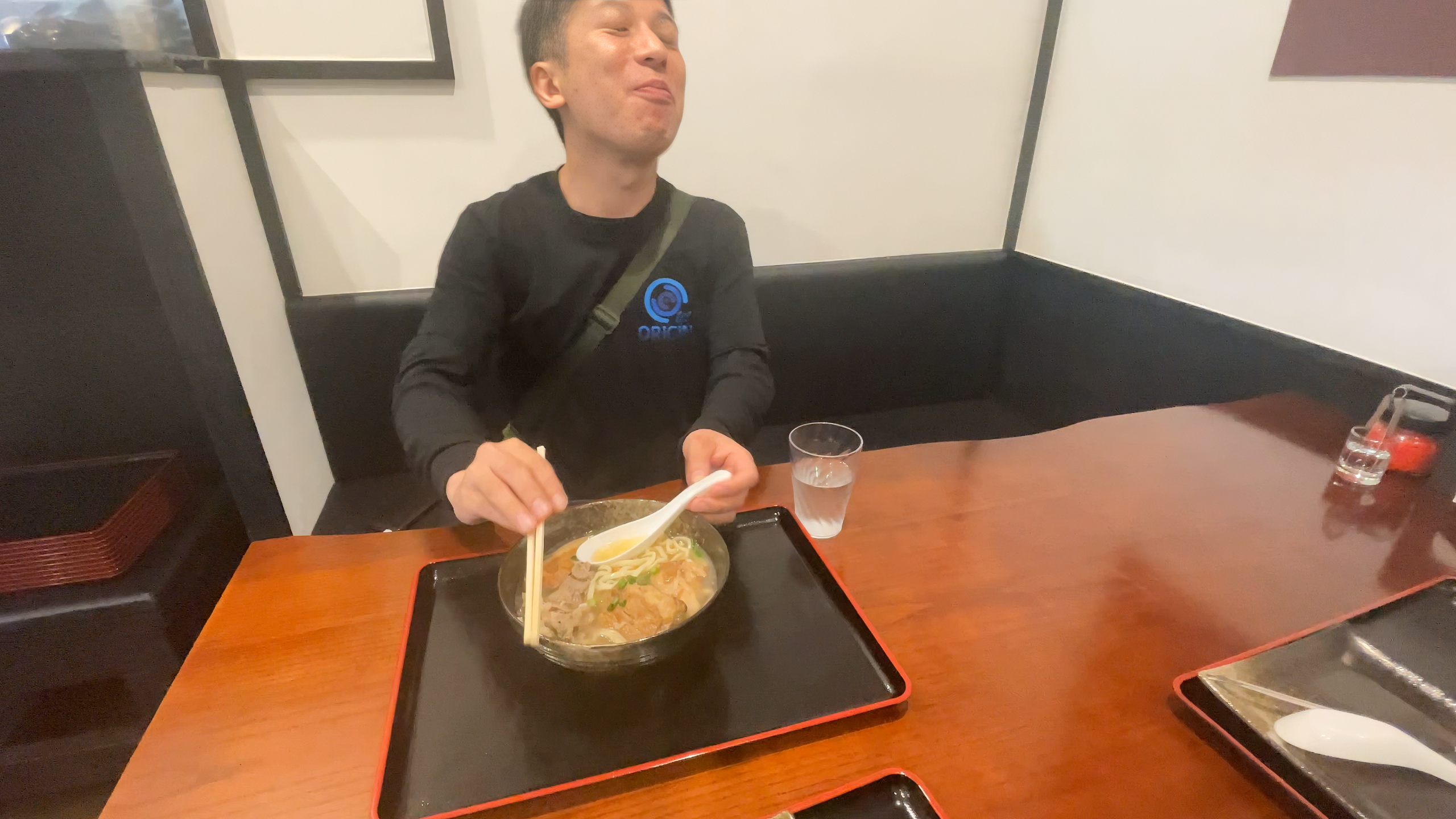 様々な部位のアグー豚のお肉がゴロゴロと乗ったひかりそば