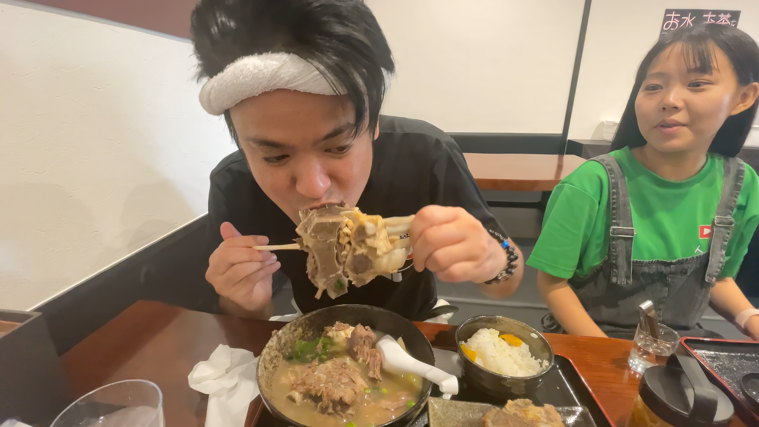 巨大な骨を手に持ち怪獣のように豪快にかぶりつくじゅん選手