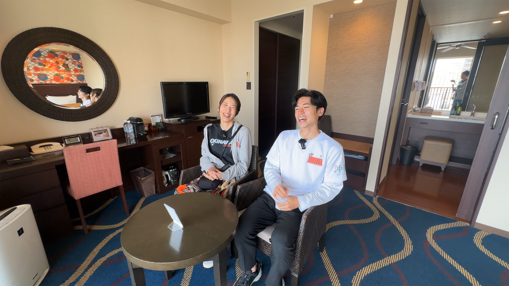 那覇の市街地を一望できる広々としたお部屋