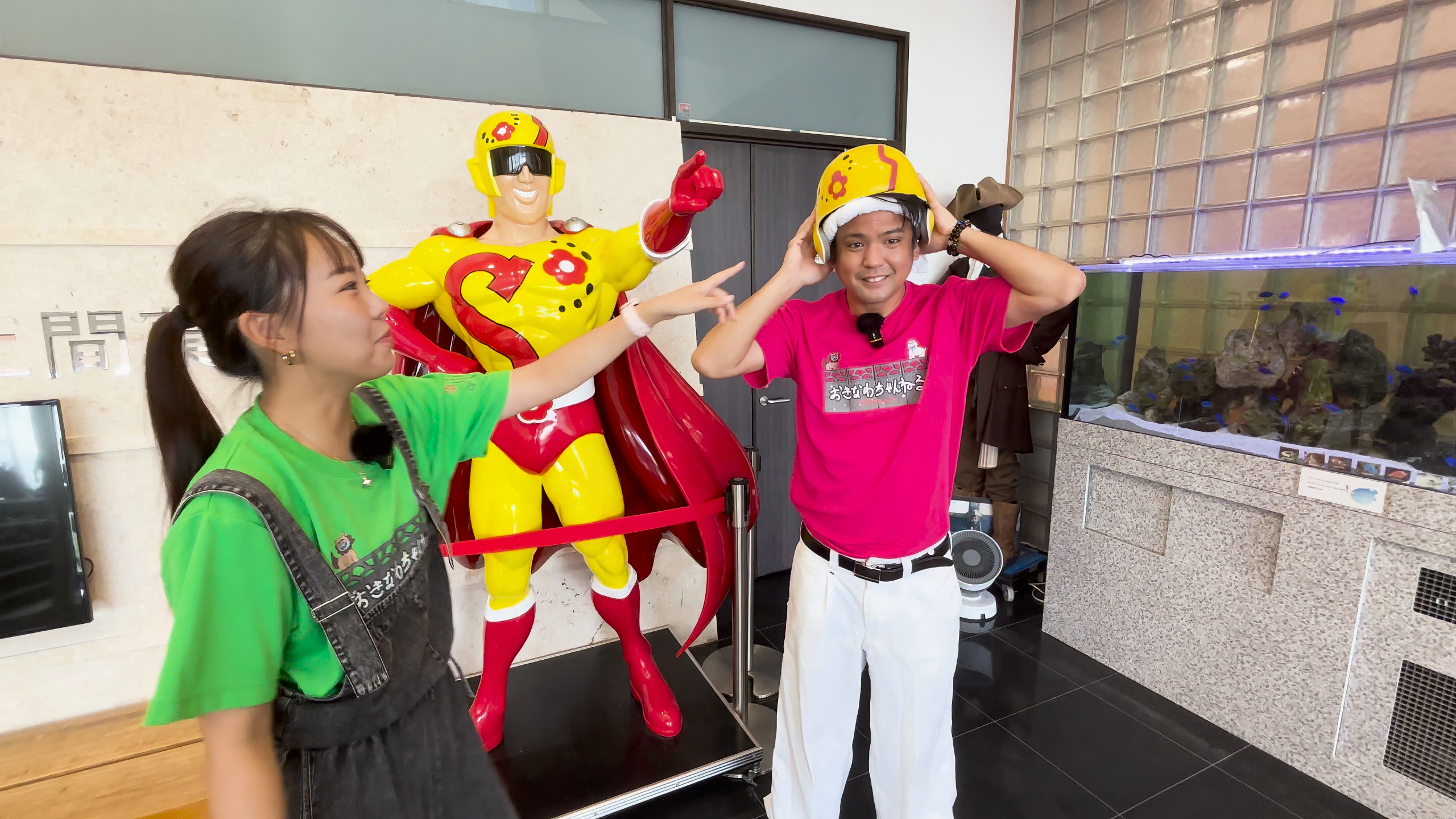 ヘルメットを着用して顔出しパネルで楽しむまいこさんとじゅん選手