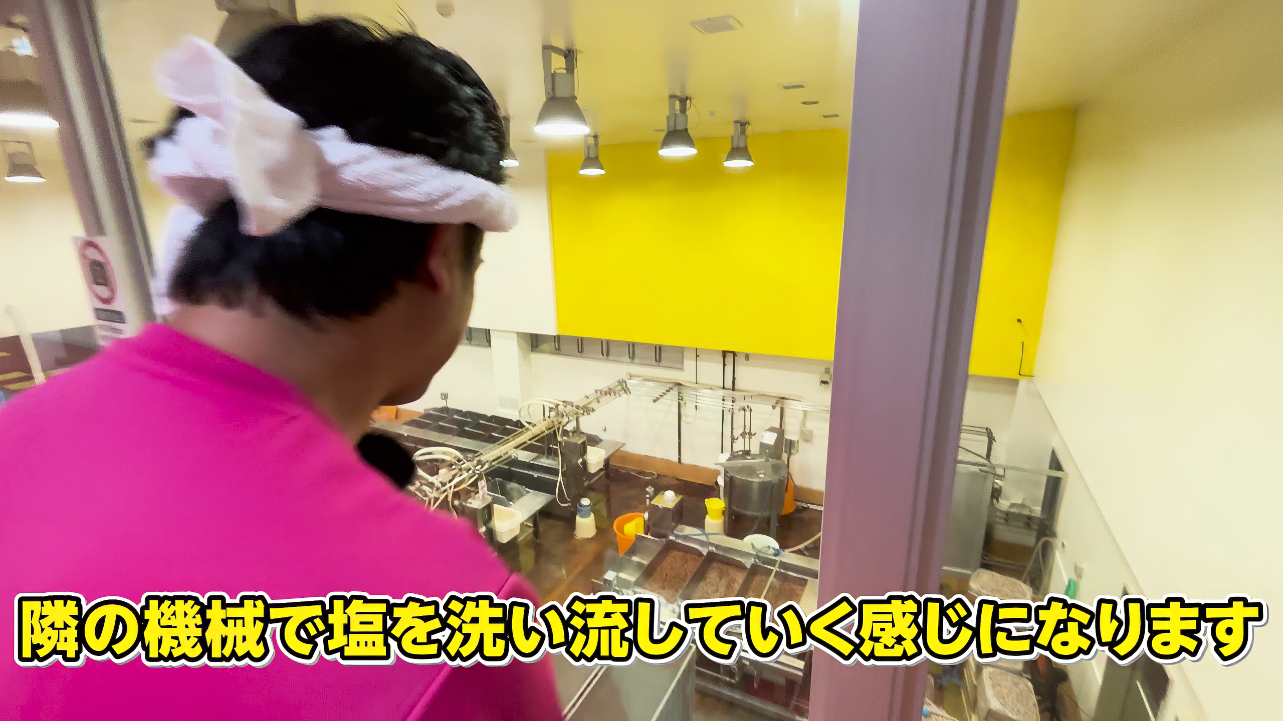 大きなプール型タンクで梅干しに秘伝のスッパイマンエキスをかける味付け工程