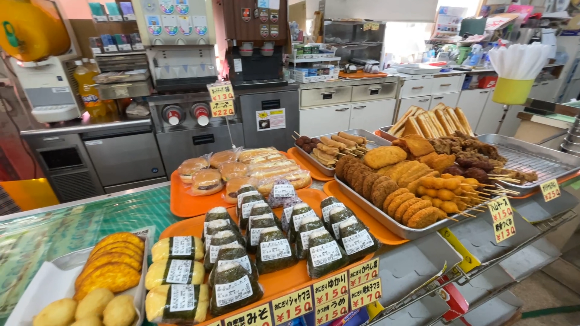 店内に広がる充実したレンタルDVDコーナーと昔ながらのパッケージ棚