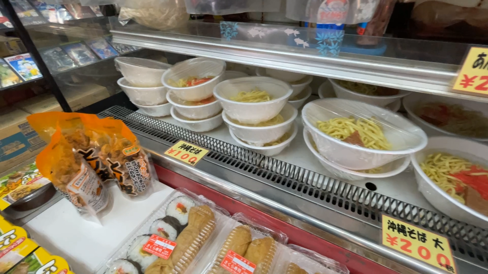 ファミールのホットケース内にぎっしり並ぶ種類豊富な手作り惣菜と弁当の全景