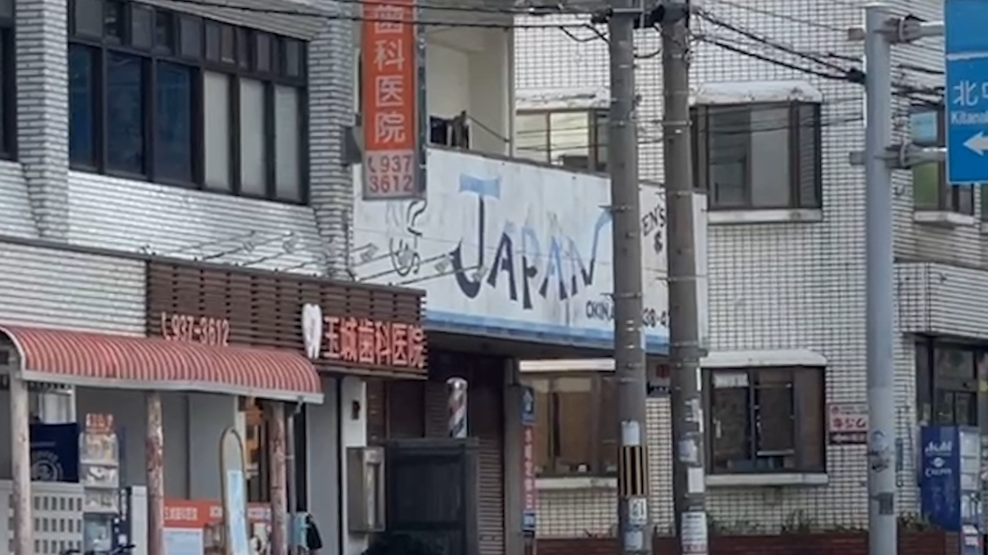 店内奥にあるシャーベットマシンと沖縄名物の乾燥梅干しを使ったローカルな食べ方