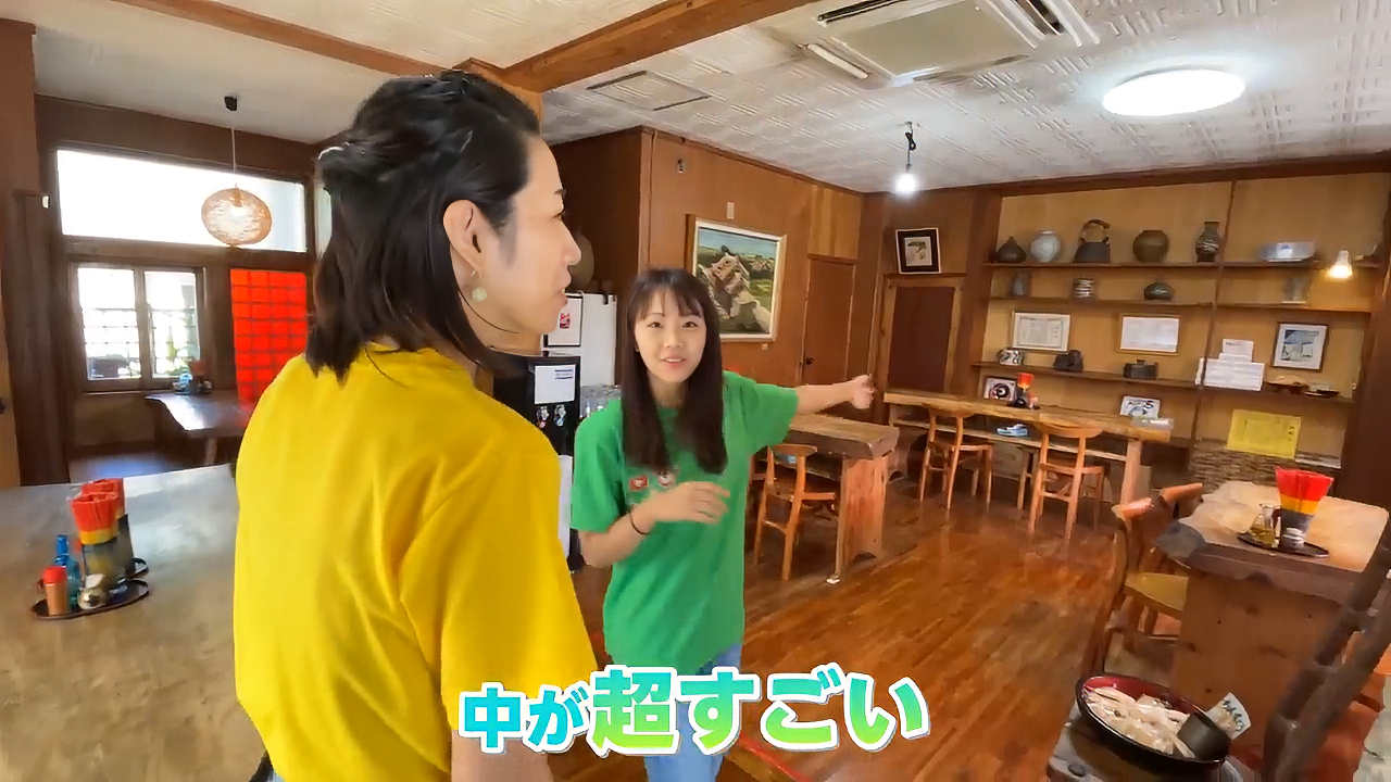 沖縄の伝統的な陶器やちむんが飾られたギャラリーのような美しい店内の様子