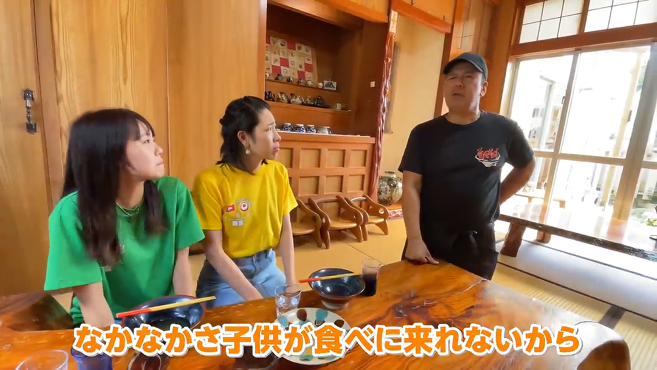 首里そばの店主・仲田さんが笑顔で沖縄そばへの想いと地元への感謝を語るシーン