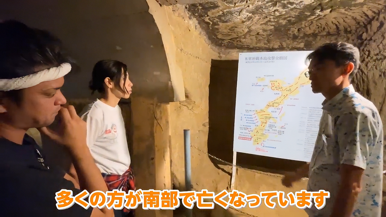 平和について深く考えるきっかけの場所として見学する様子