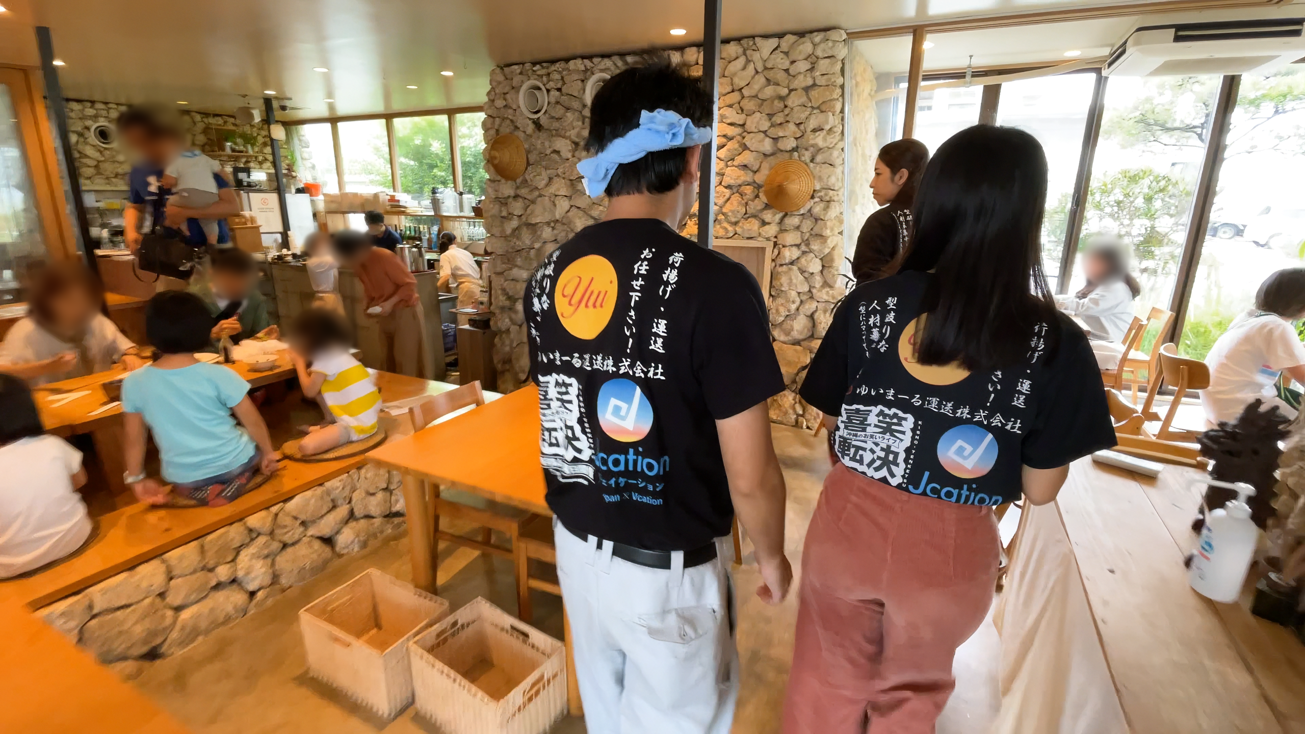 黒板に書かれた本日のおすすめイマイユとモダンで清潔感あふれる店内の様子