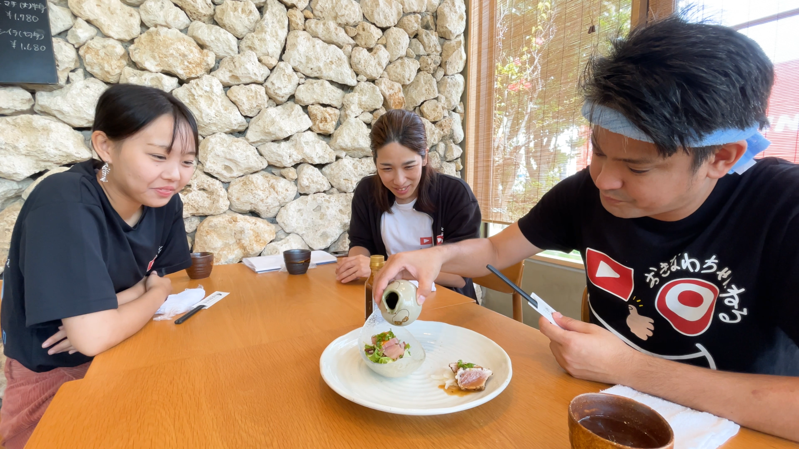 マグロの粒コショウ焼きやパリパリ食感のアクセントが添えられたおしゃれな前菜プレート
