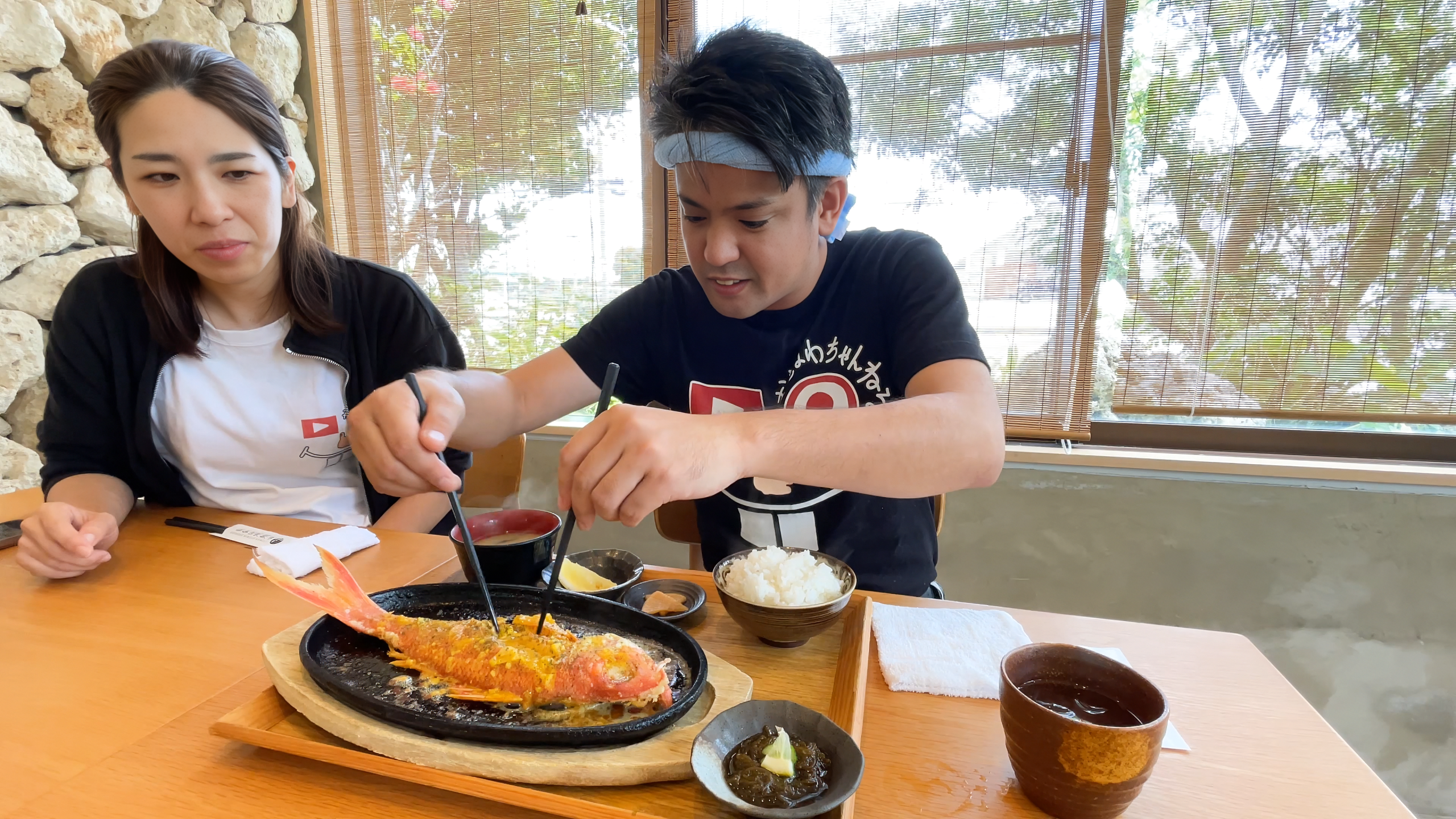 熱々の鉄板の上でジュージューと音を立てるアカマチとうっちんソースのバター焼き