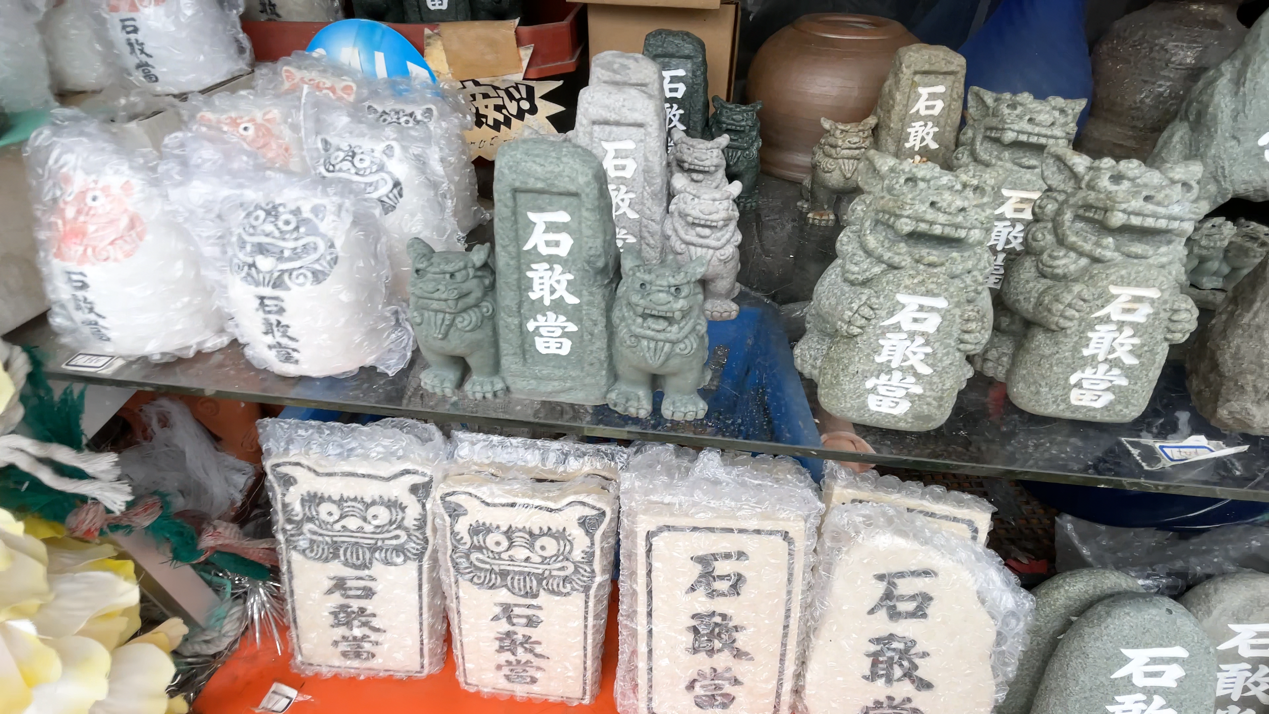 壺屋やちむん通りの工房やショップに並ぶ個性豊かなシーサーと焼き物作品