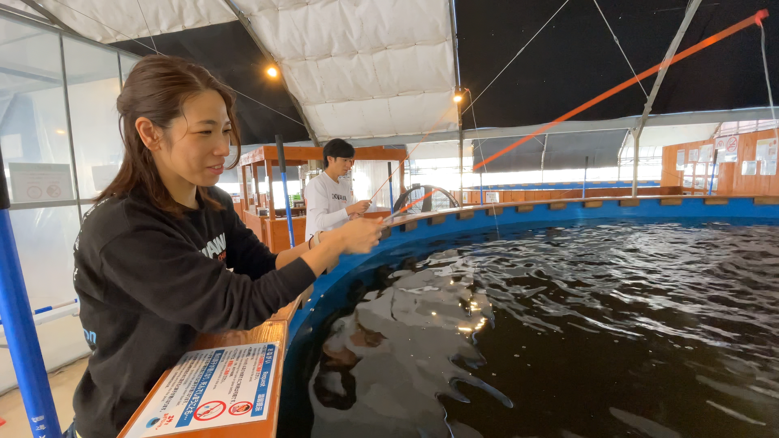 熱帯魚釣りエリアで真剣な表情で竿を垂らしピラニアを狙う様子