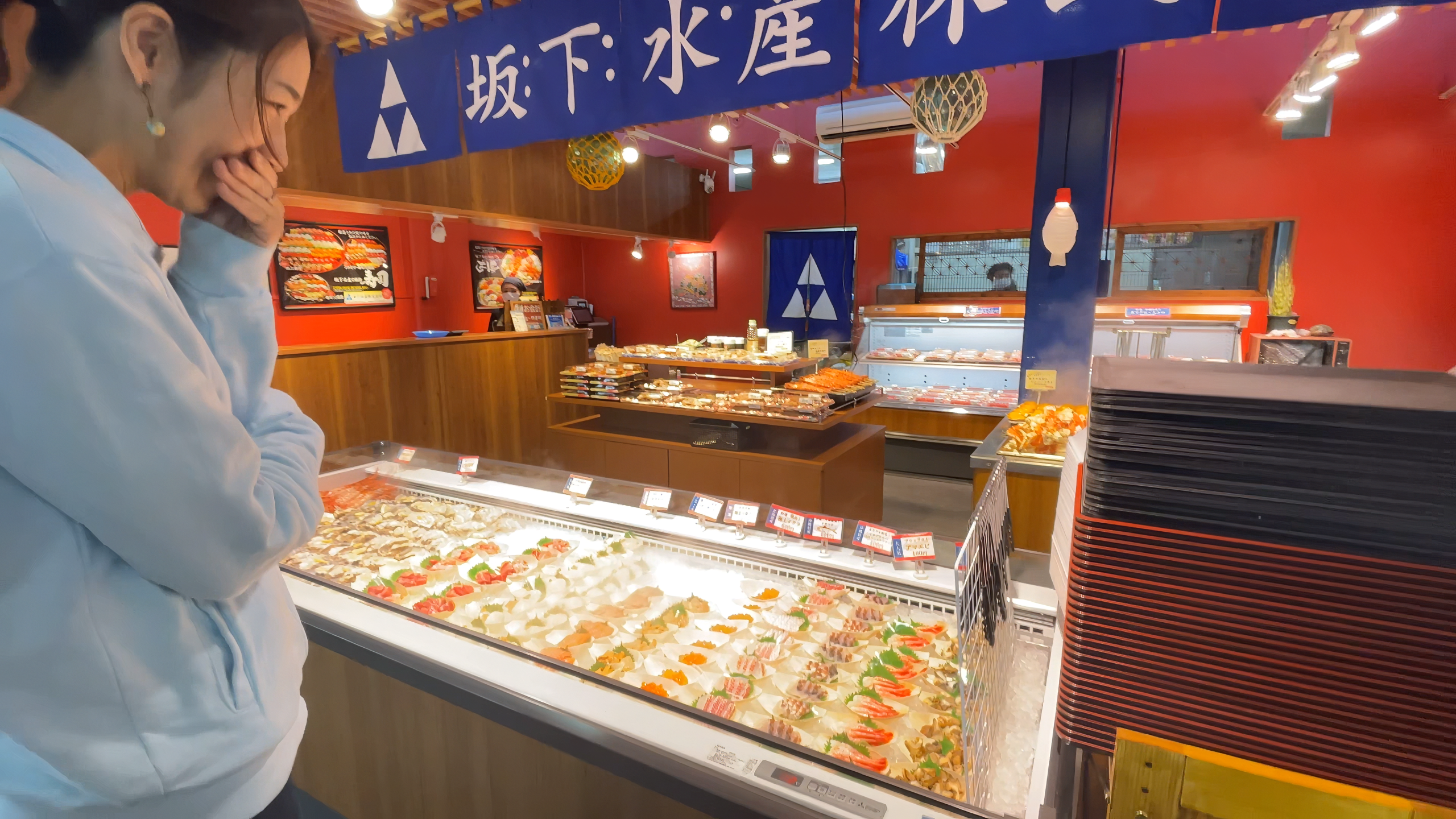 1000円の予算内で真剣にお目当ての海鮮グルメを品定めする様子