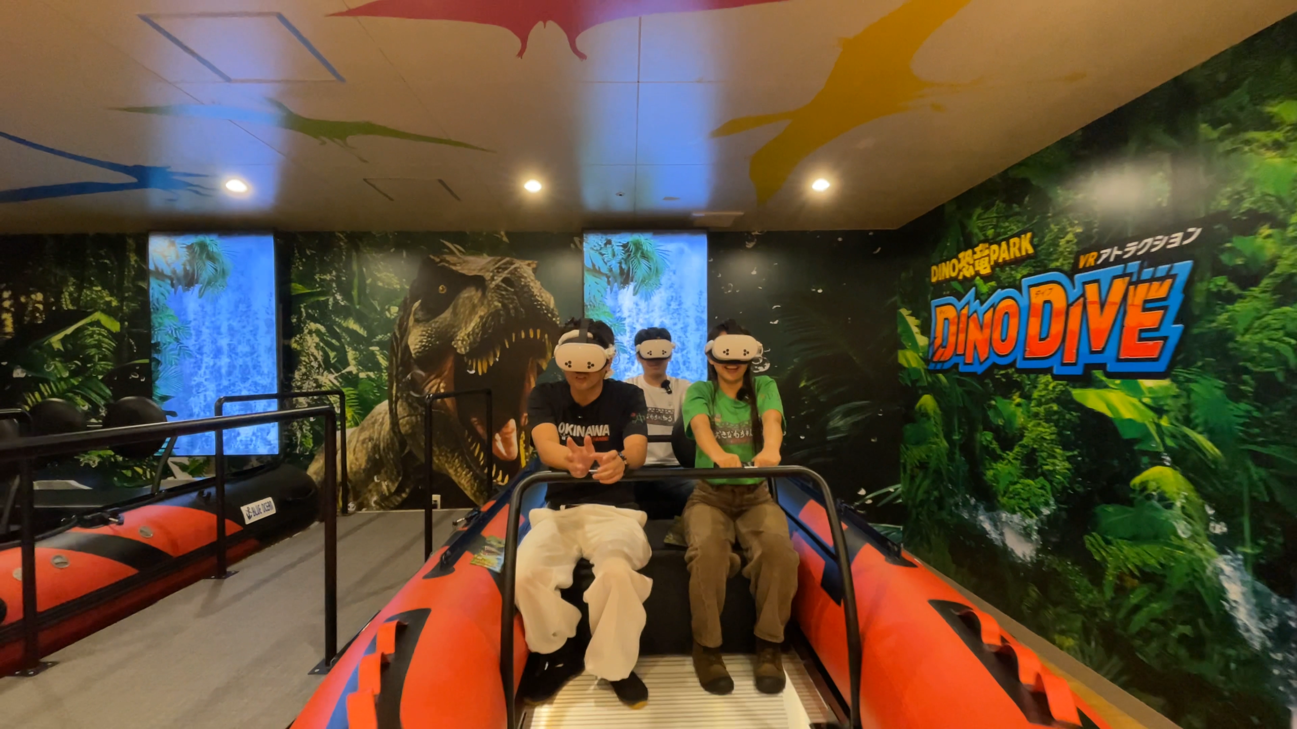 VRゴーグルを装着してDINO DIVEのラフティング体験を楽しむ様子