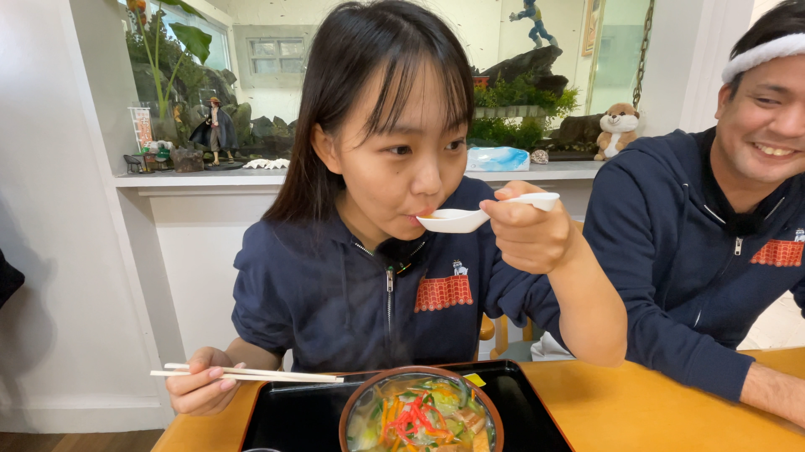 メニューを選ぶ様子や注文した料理を心待ちにするメンバー