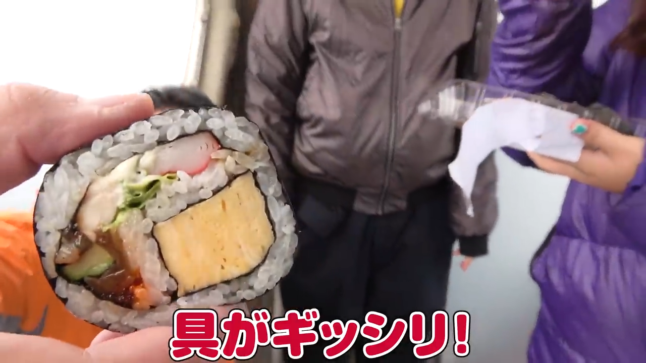 船上でのランチタイムに登場した具だくさんの絶品たっちゃん巻