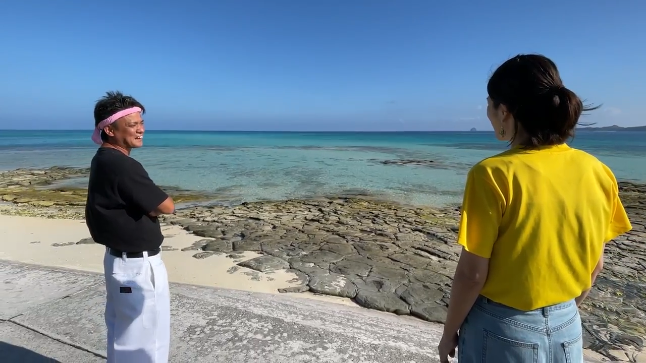 奥武島の海岸に広がる、亀の甲羅のような形をした畳石の景色