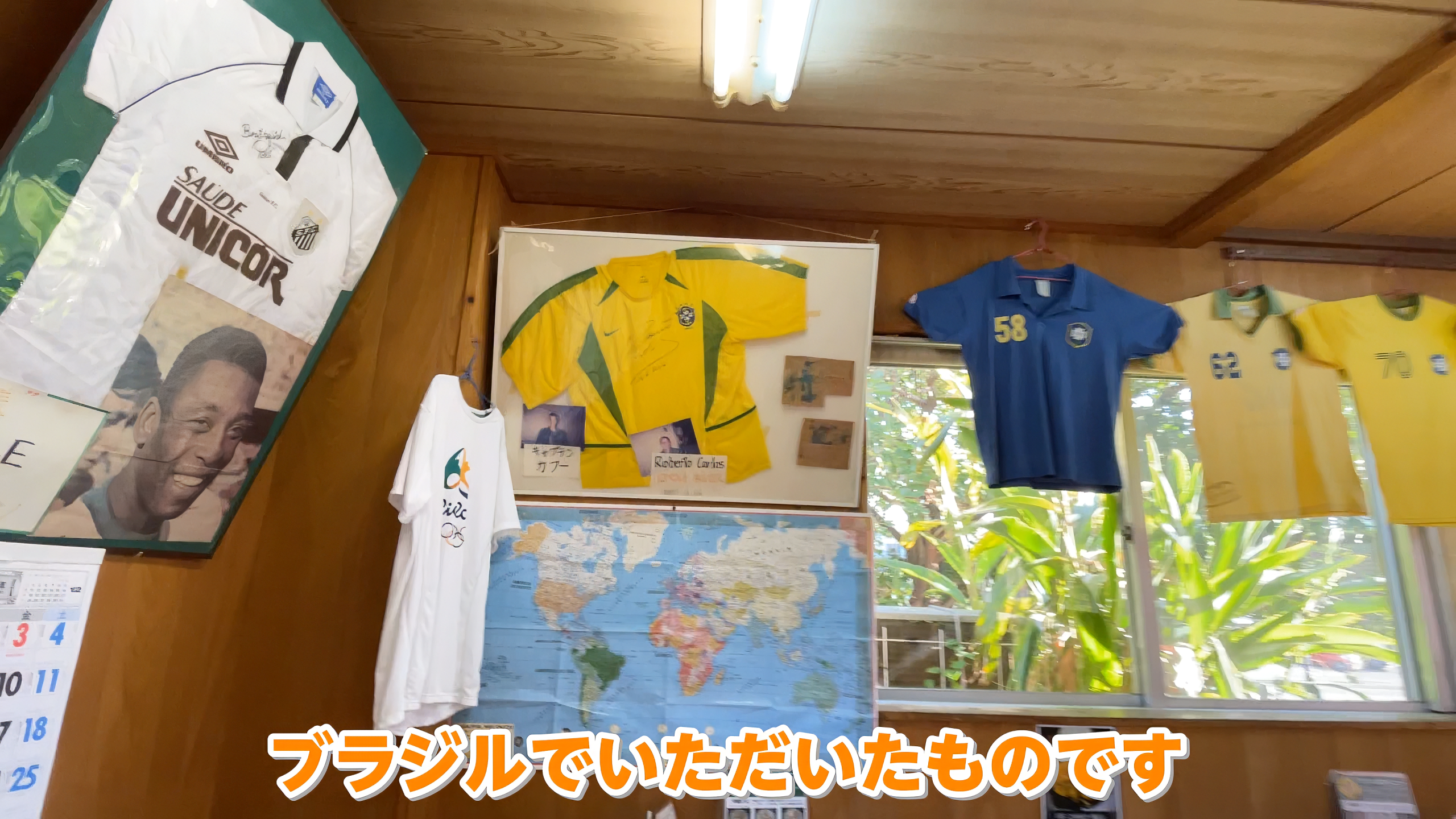 広々とした店内とテーブル席の様子。壁には有名人のサインも