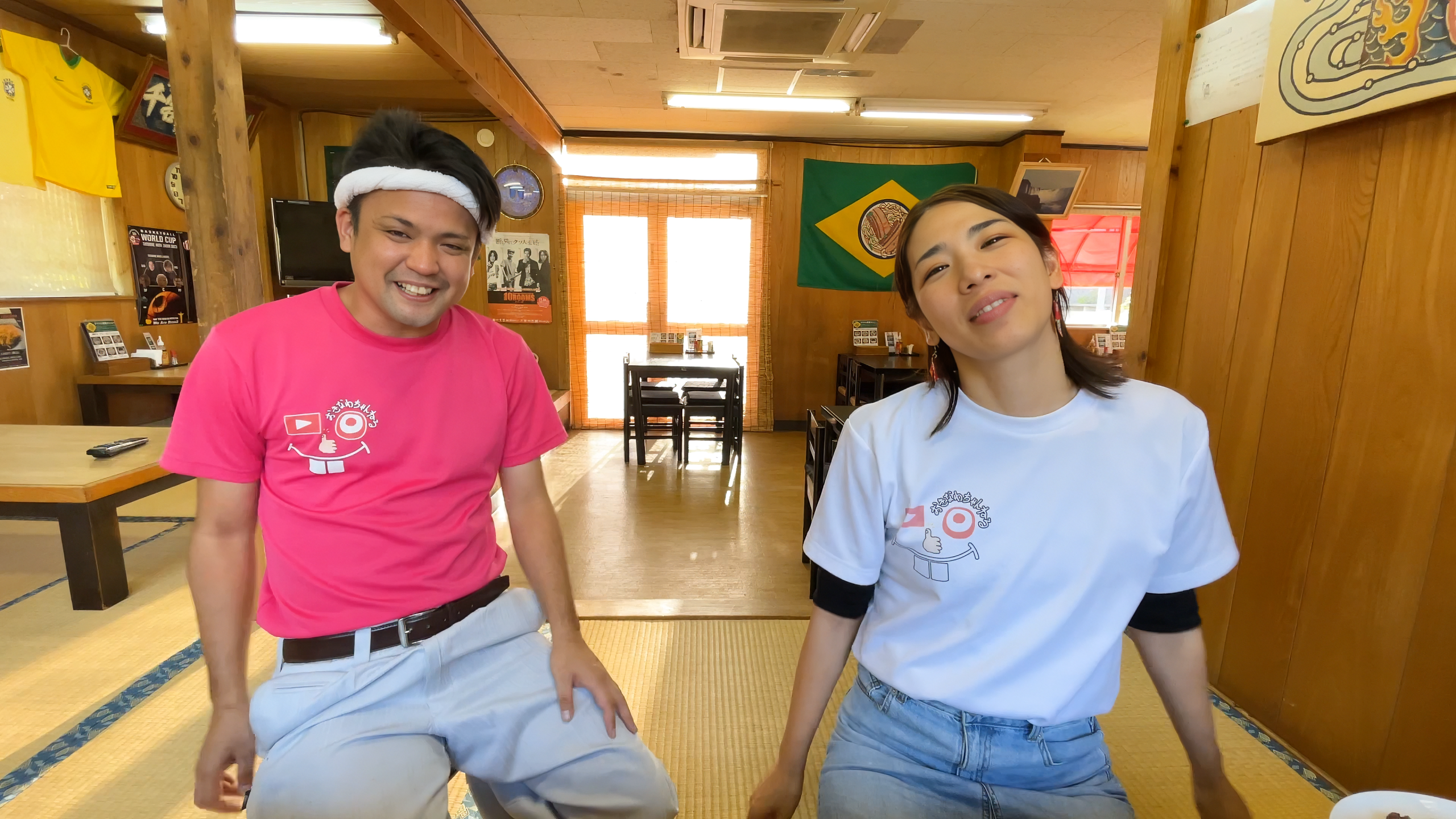 おきなわちゃんねる動画のエンディングカット。ブラジル食堂の絶品料理を堪能し大満足の笑顔
