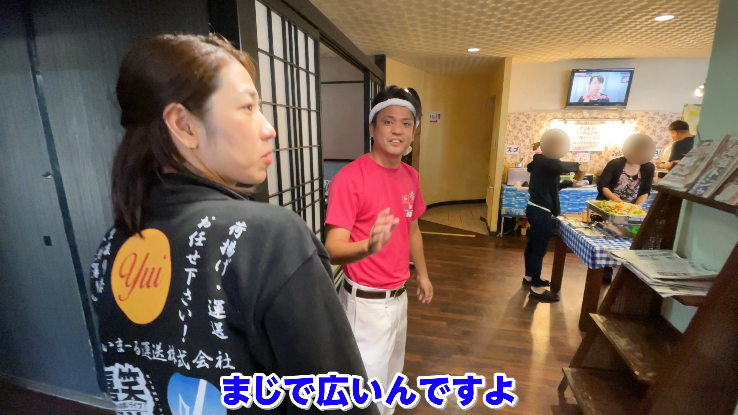 広々としたテーブル席と小上がりの座敷
