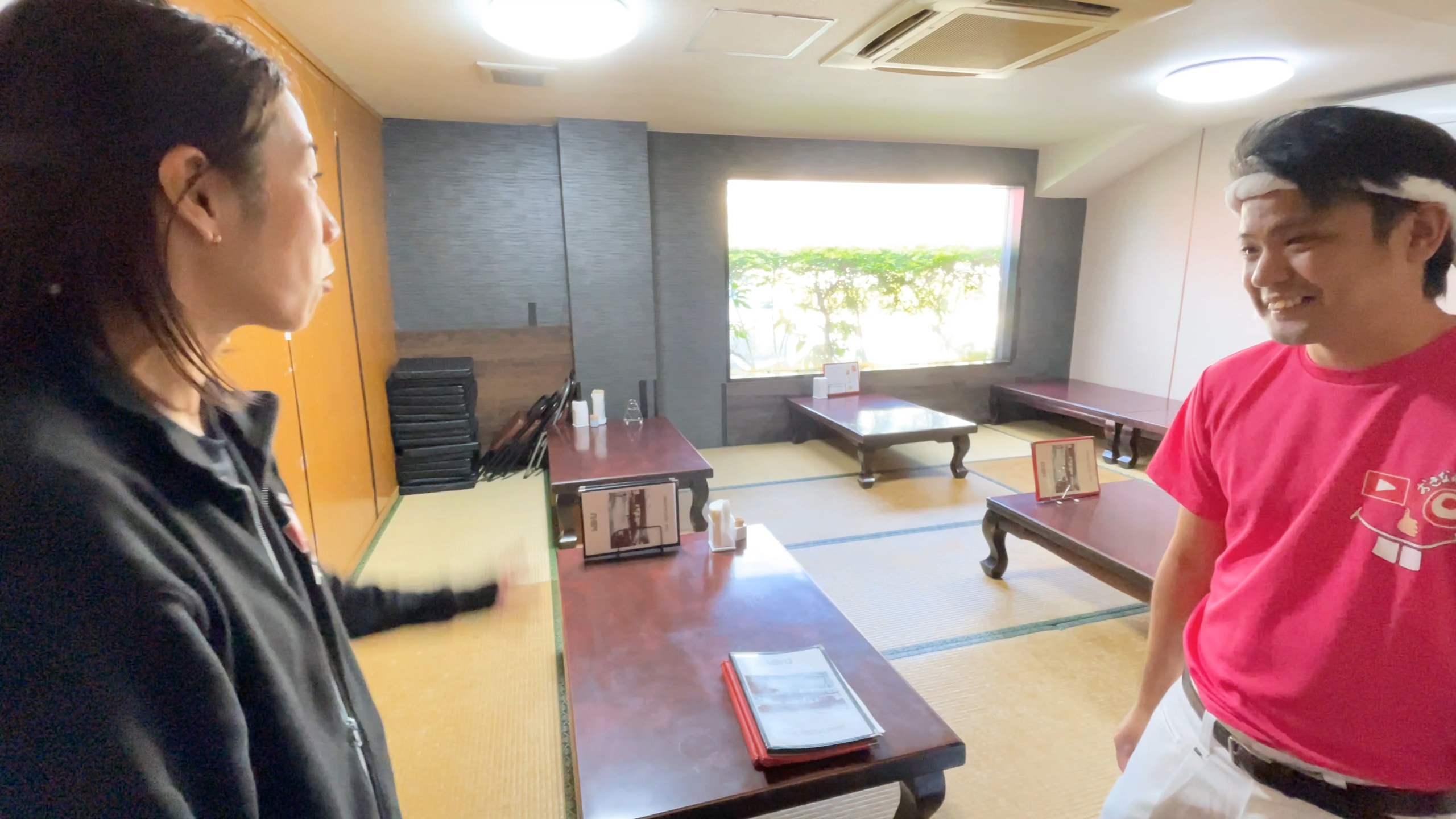 壁いっぱいに飾られた有名人のサイン