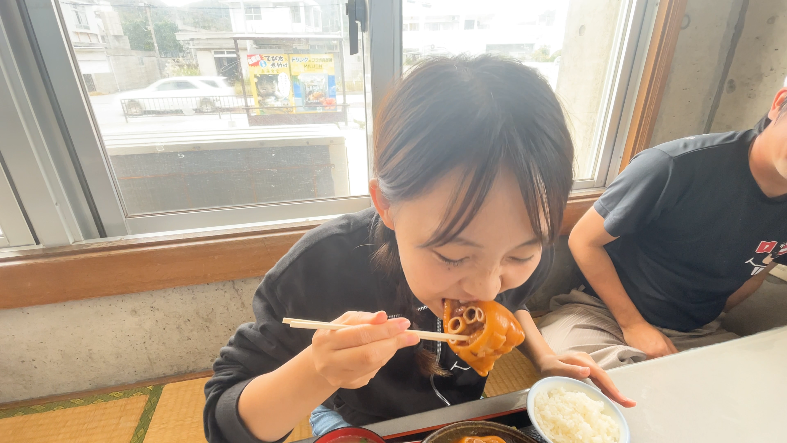 デカ盛り料理を前にハプニング交じりで楽しく食レポするお三方