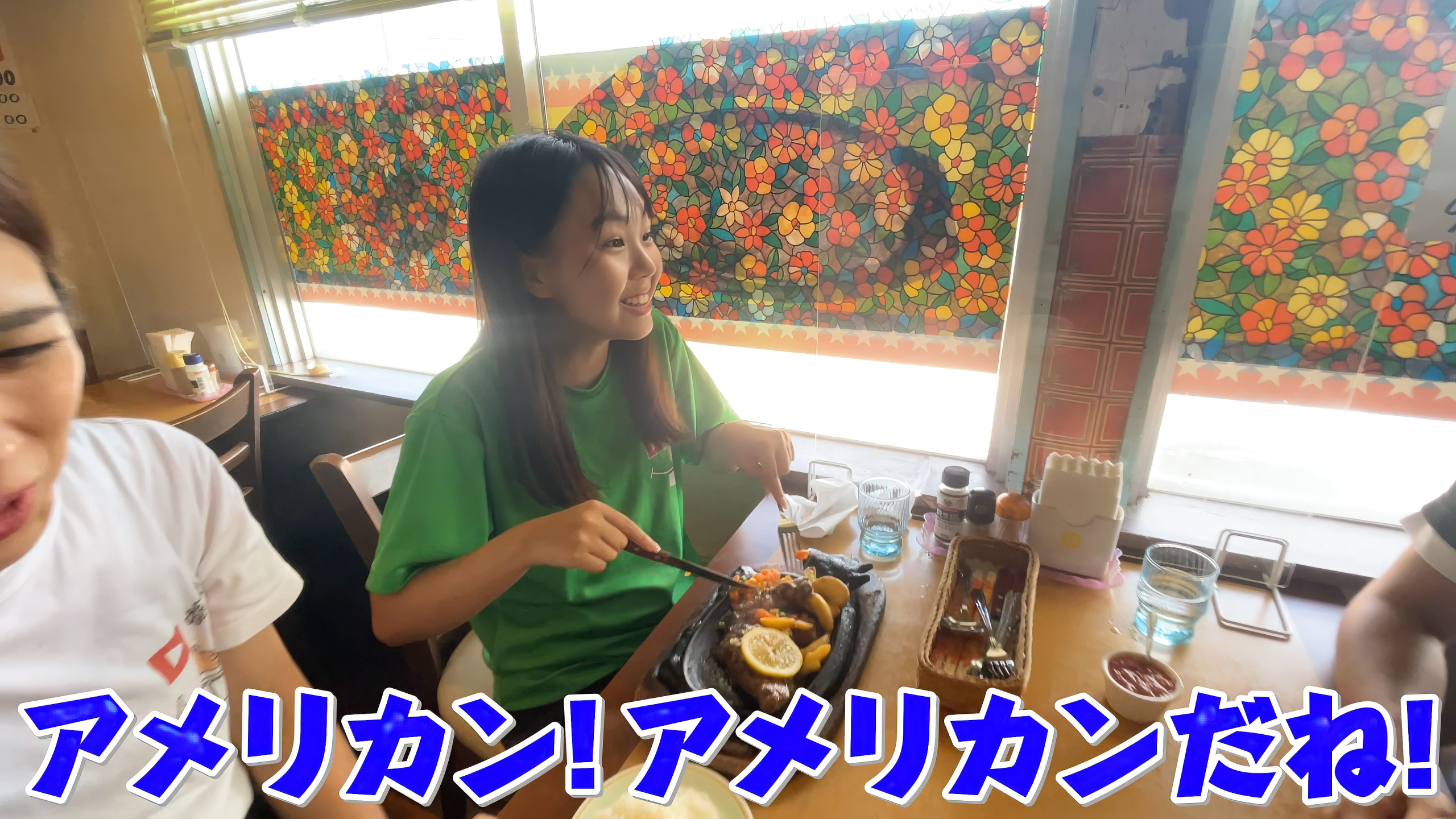 ナイフがスッと入る極上の柔らかさのお肉を堪能するまいこさん