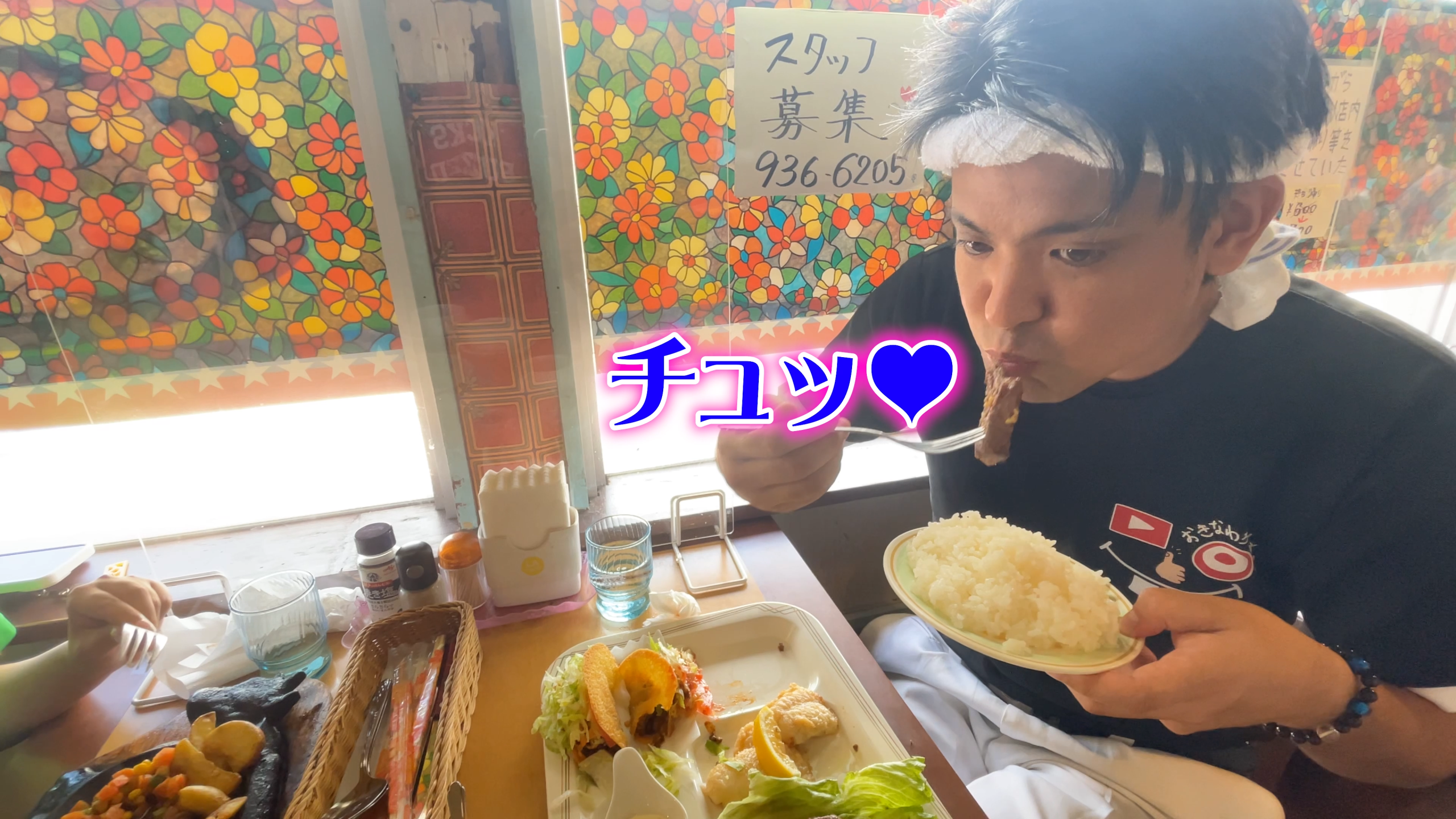 ステーキ、タコス、チキンが1皿に盛られた豪華アメリカンランチ