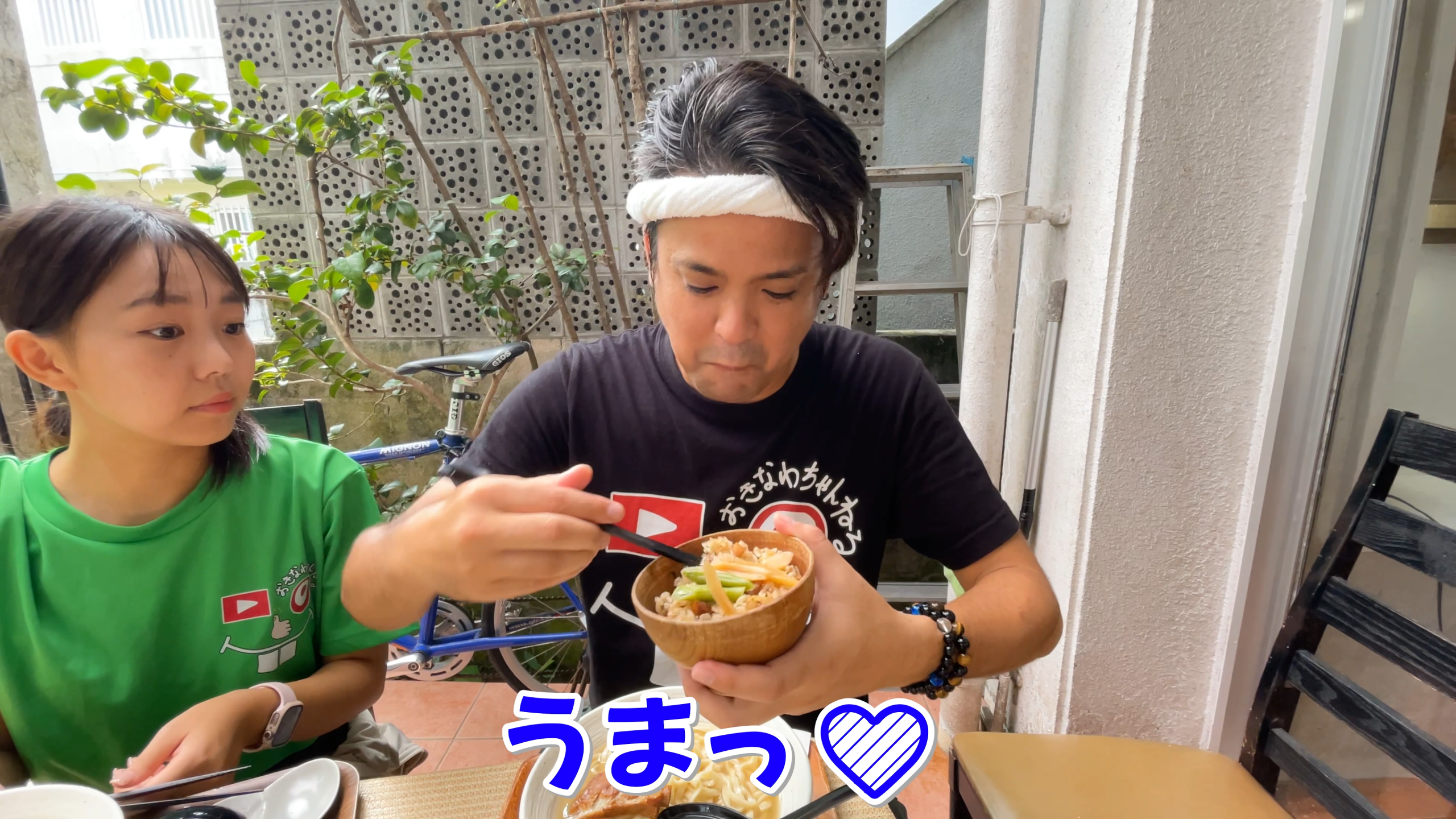 繊細な味わいの定食を堪能し、笑顔でトークを弾ませるメンバー