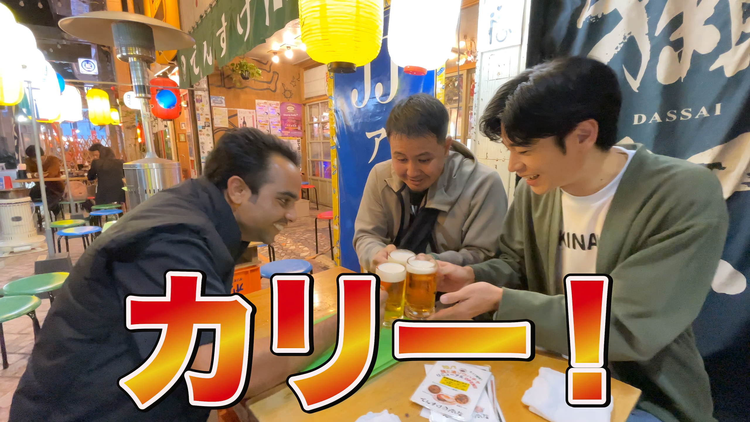 提灯が並ぶ活気あふれるでんすけ商店 コザの店内でメニューを選ぶ様子