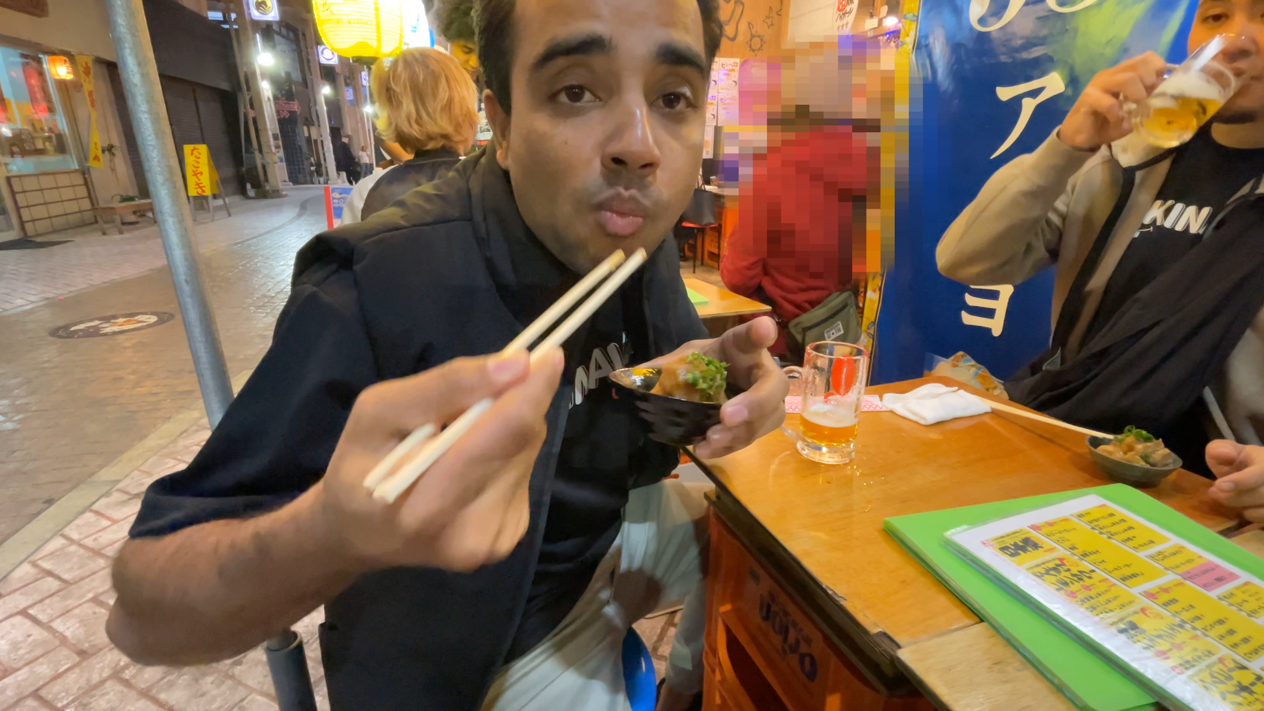 冷えた生ビールで元気にカリーと乾杯する3人