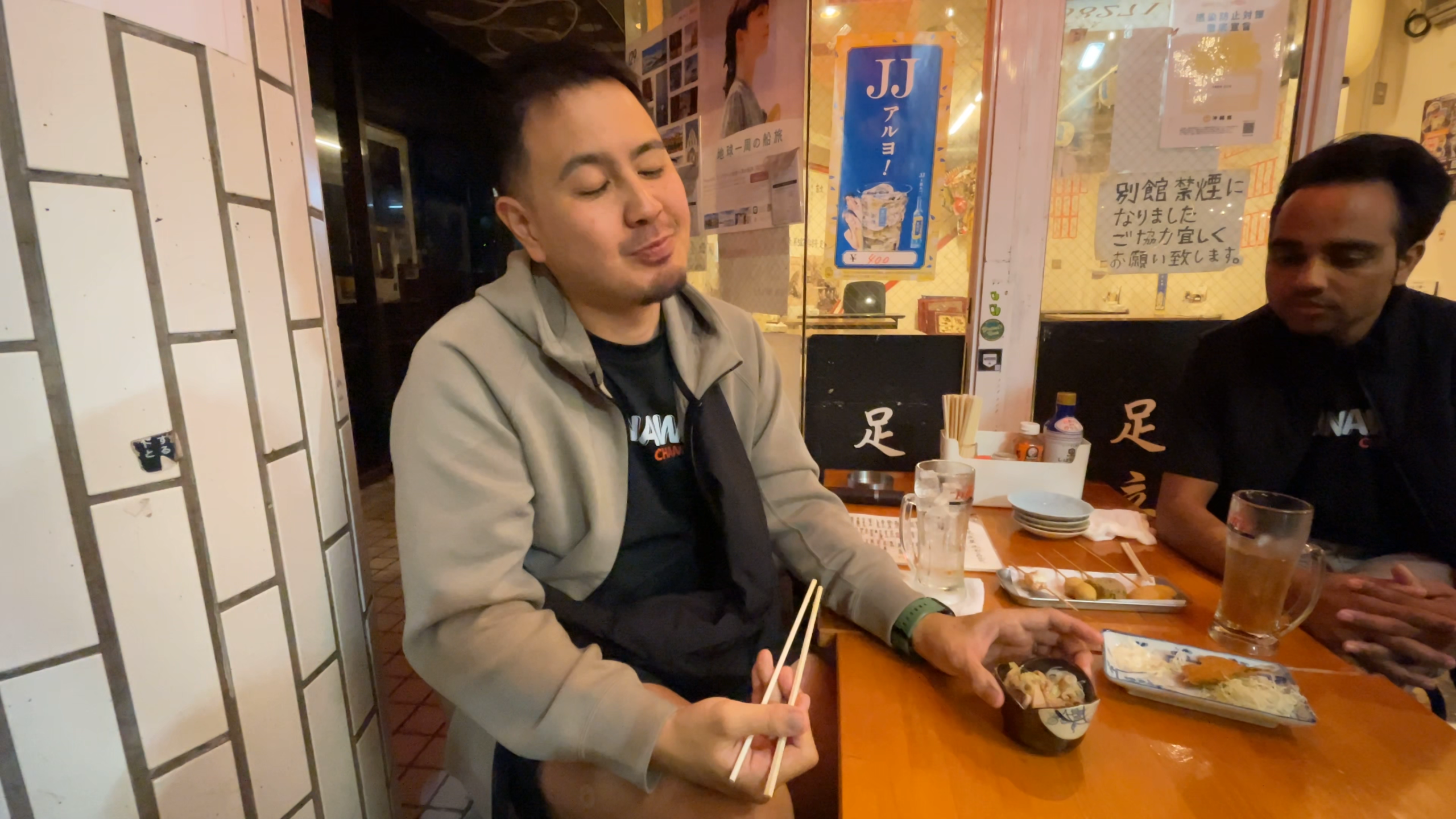グツグツと湯気を立てる熱々でコク深いもつ煮込み
