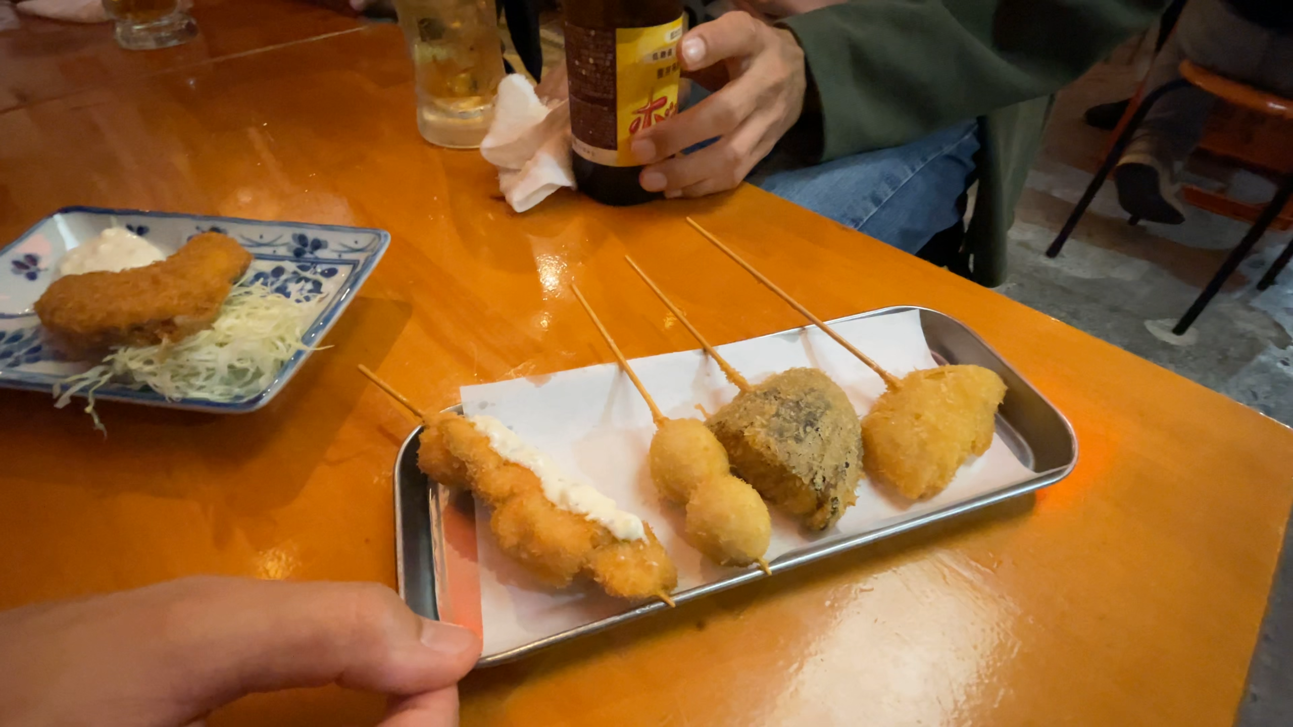 うずらや玉ねぎなど揚げたてサクサクの串4点盛り