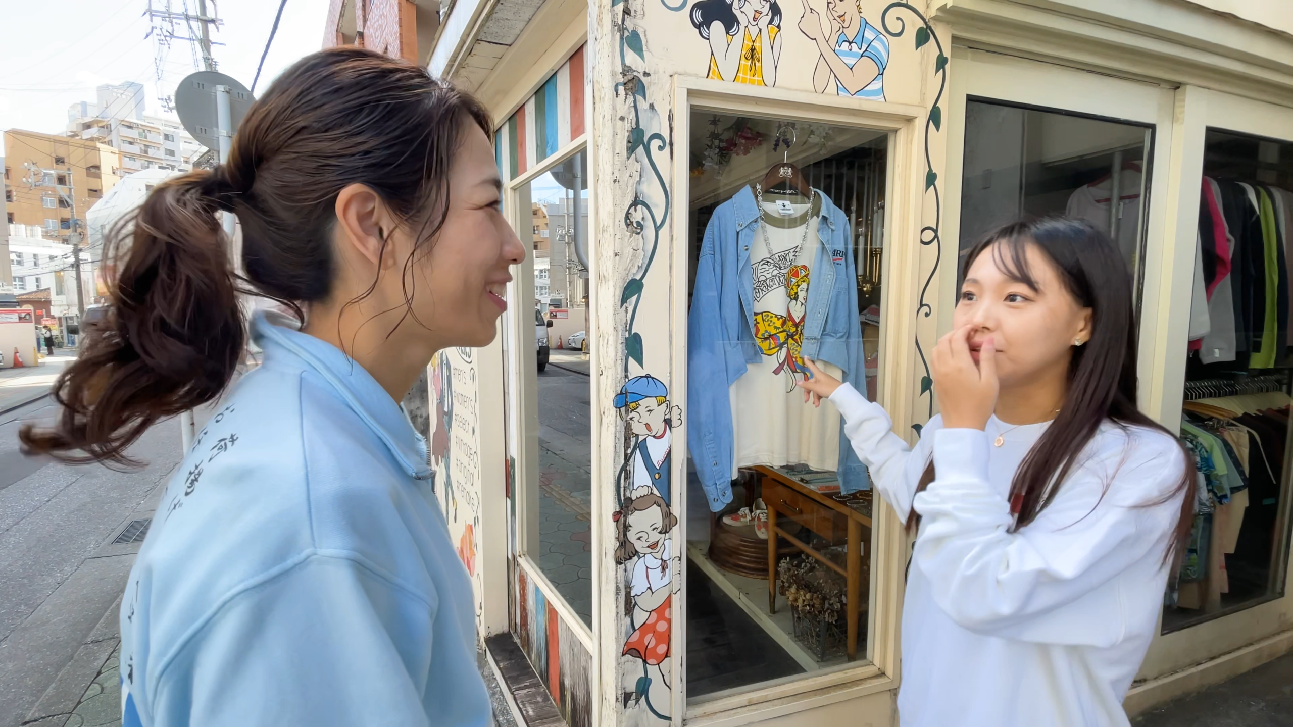 浮島通りに立ち並ぶオシャレな古着屋やアパレルショップの店頭