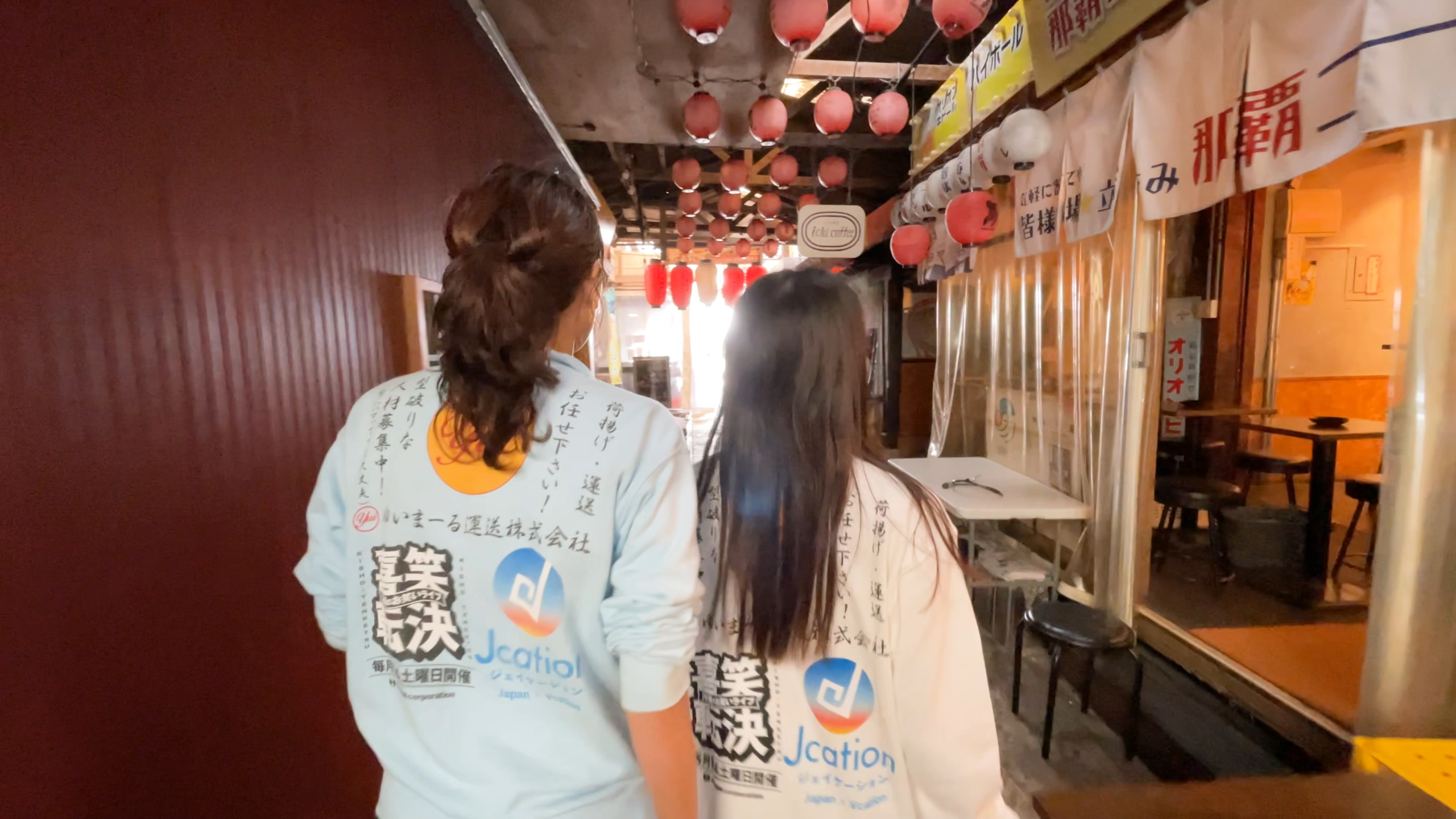 第一牧志公設市場へと続く昭和レトロな路地裏と活気あるせんべろ街