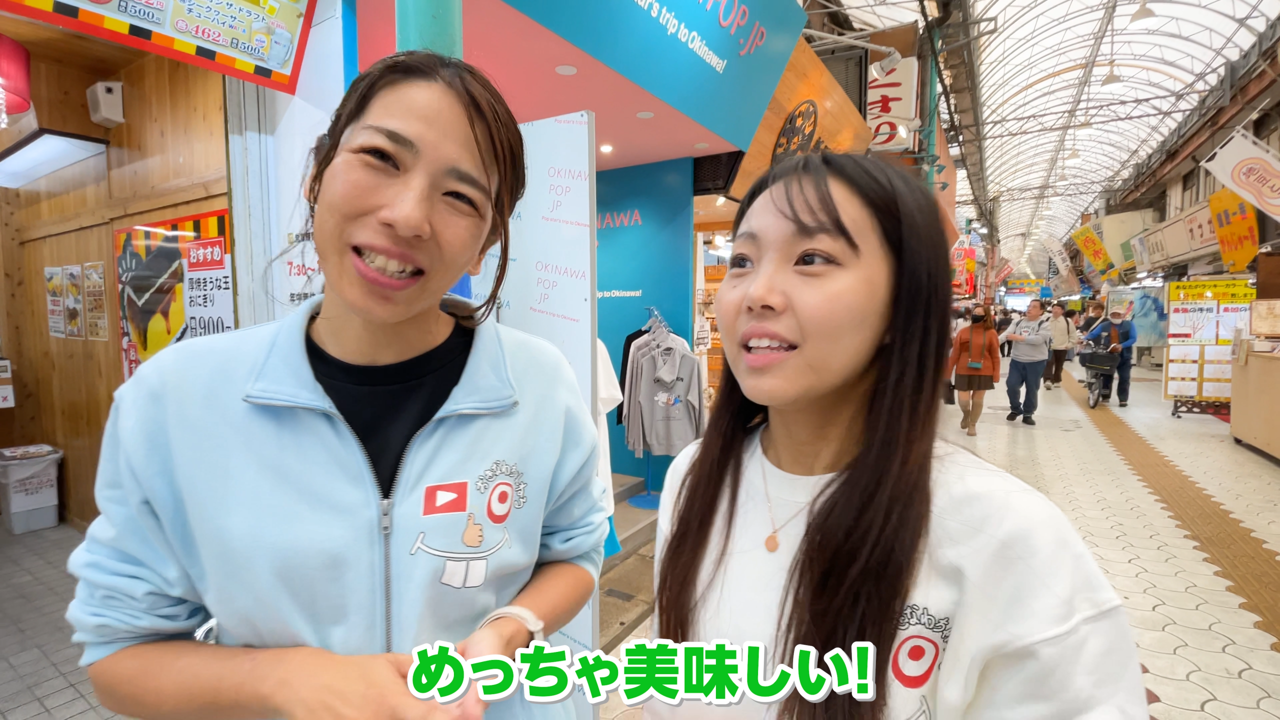 那覇の市場本通りにある「福助の玉子焼き」の黄色い看板と店舗外観