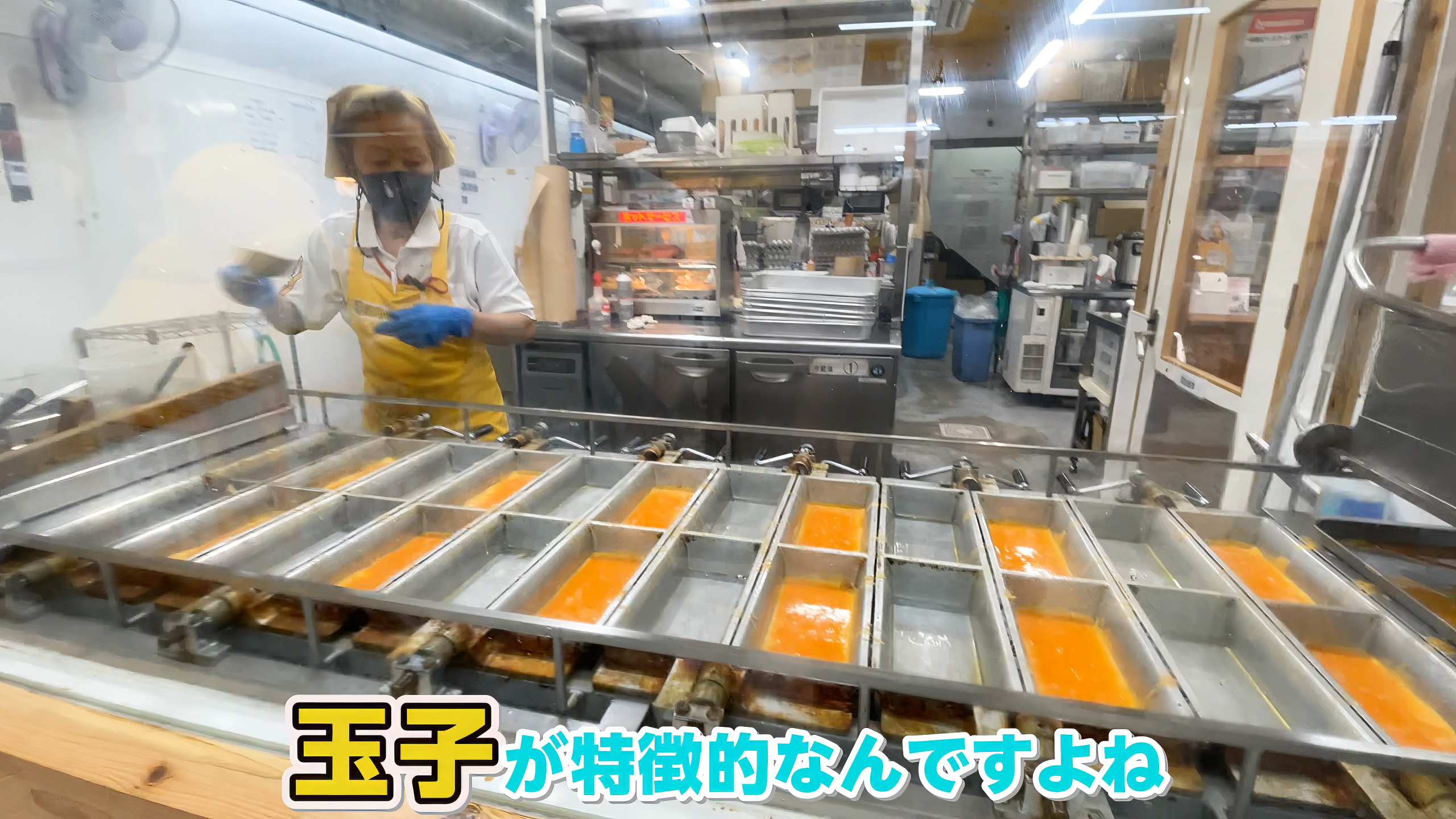 専用の四角いフライパンで手際よく焼き上げられる黄金色の厚焼き玉子