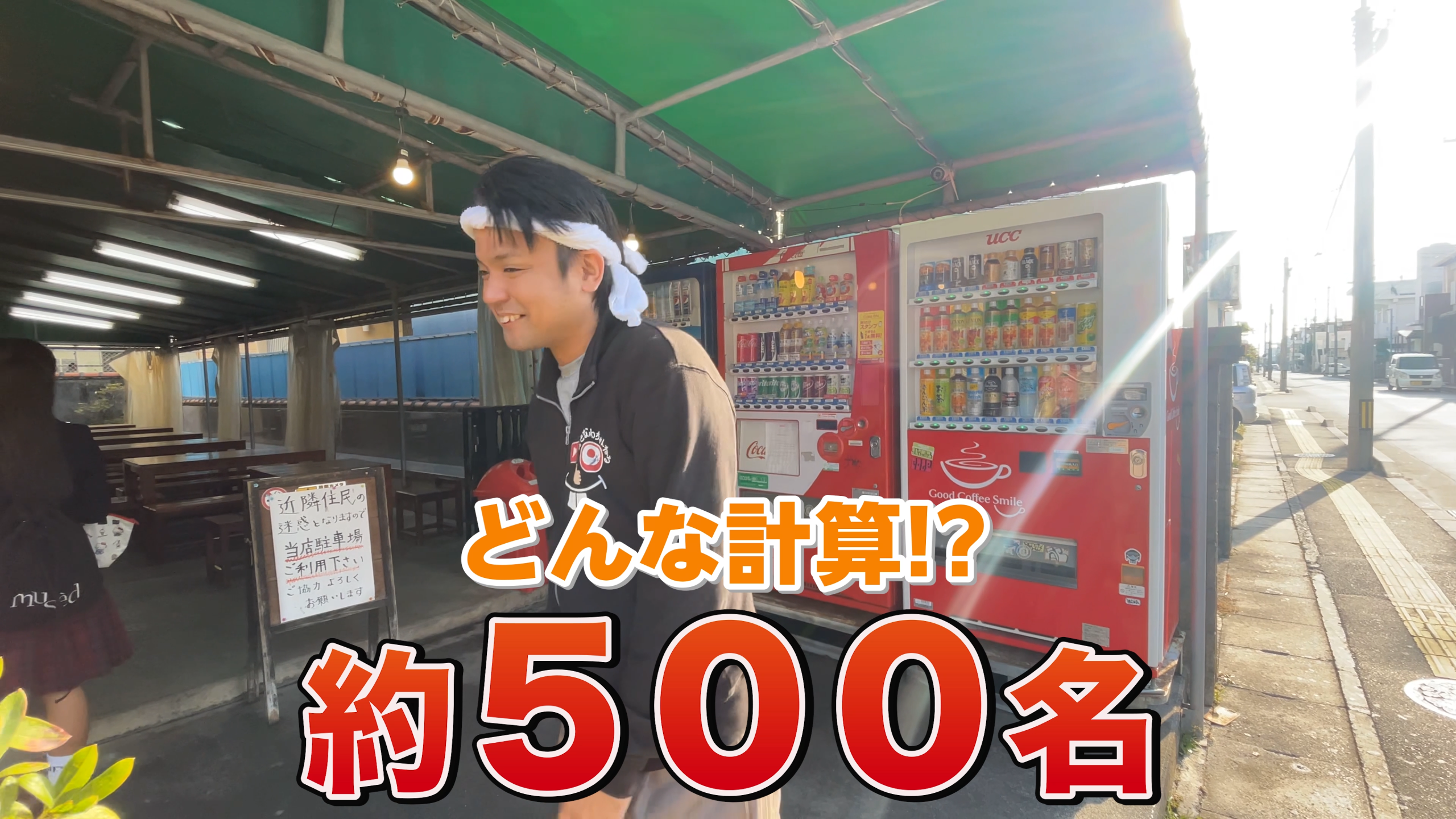 お弁当がズラリと並ぶ窓口と、その場で食べられる広々としたイートインスペース