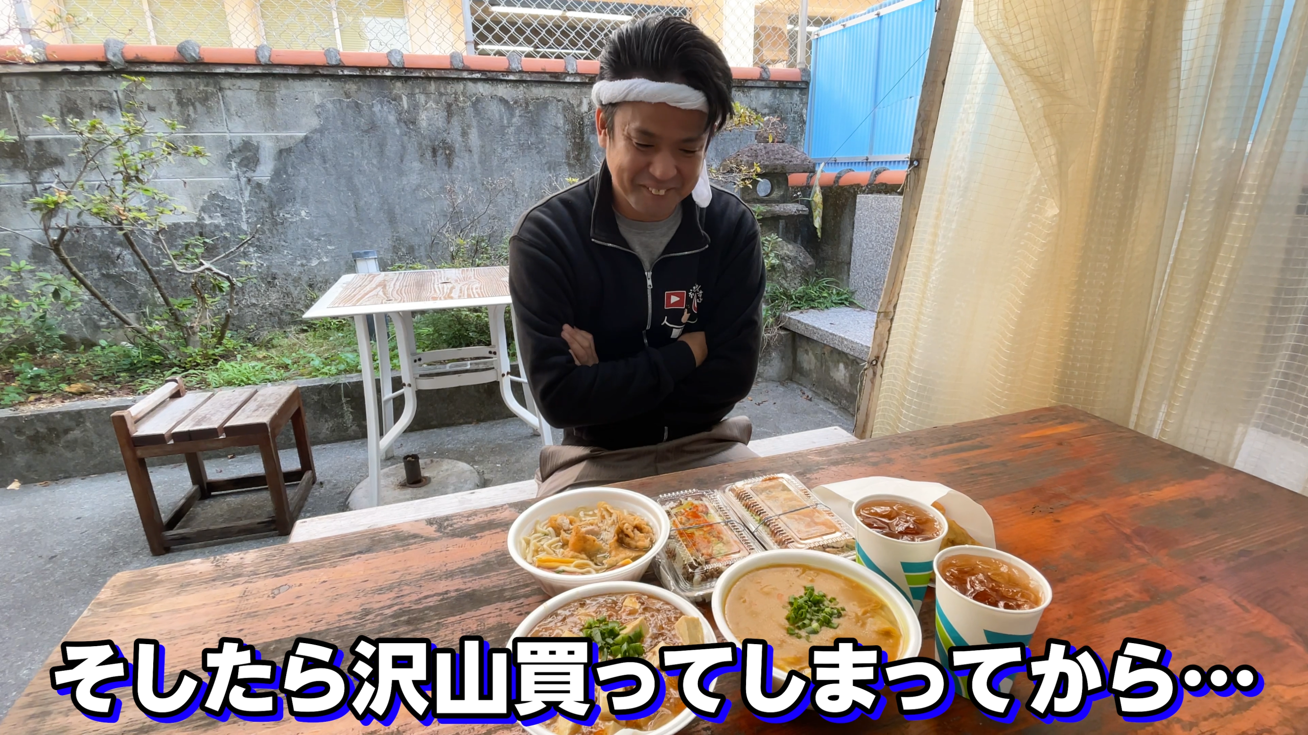 パーラーどんちゃんの窓口にずらりと並ぶ種類豊富なお弁当や軽食メニュー