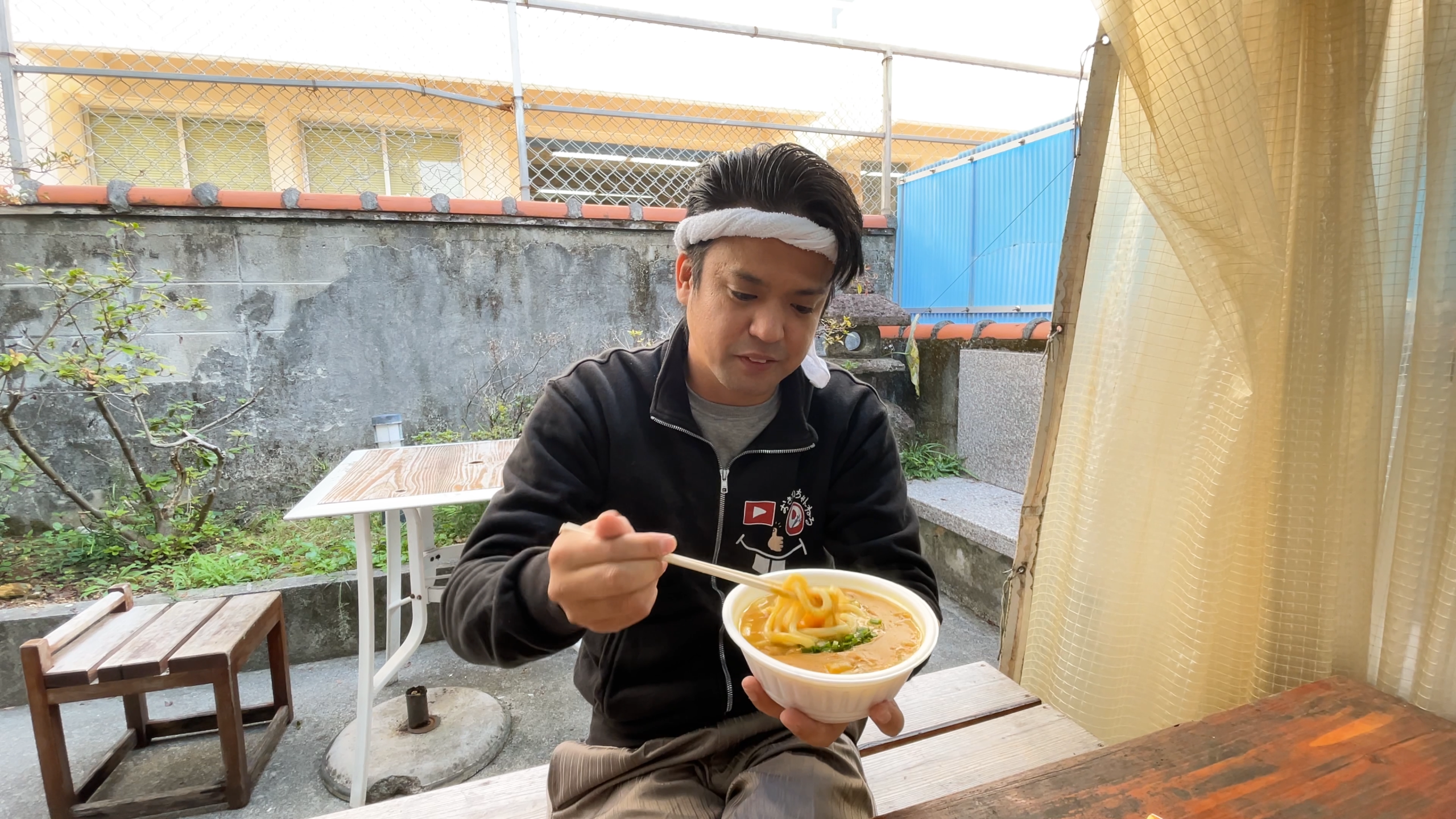 具沢山の和風カレースープが絡むカレーうどん