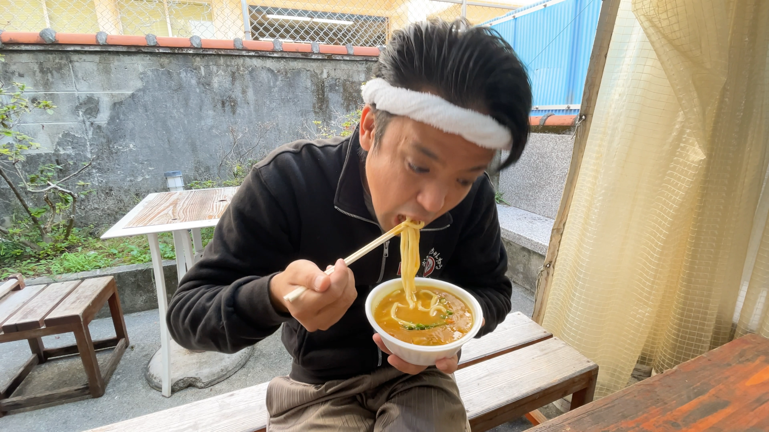 熱々のカレーうどんを持ち上げて美味しそうに頬張るじゅん選手