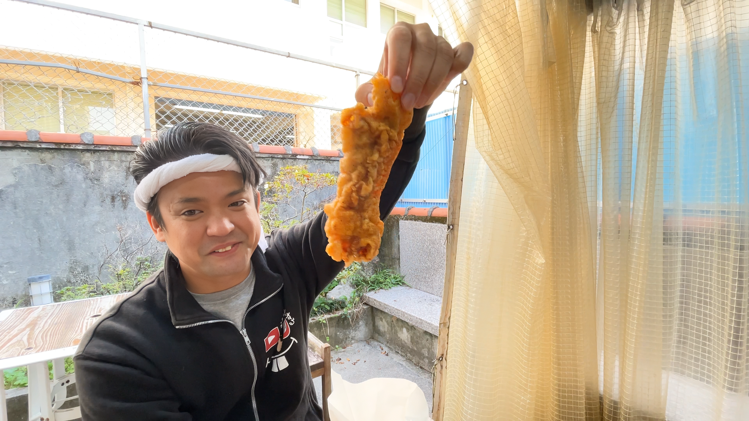 串に刺さった大きな名物ガーリックチキン