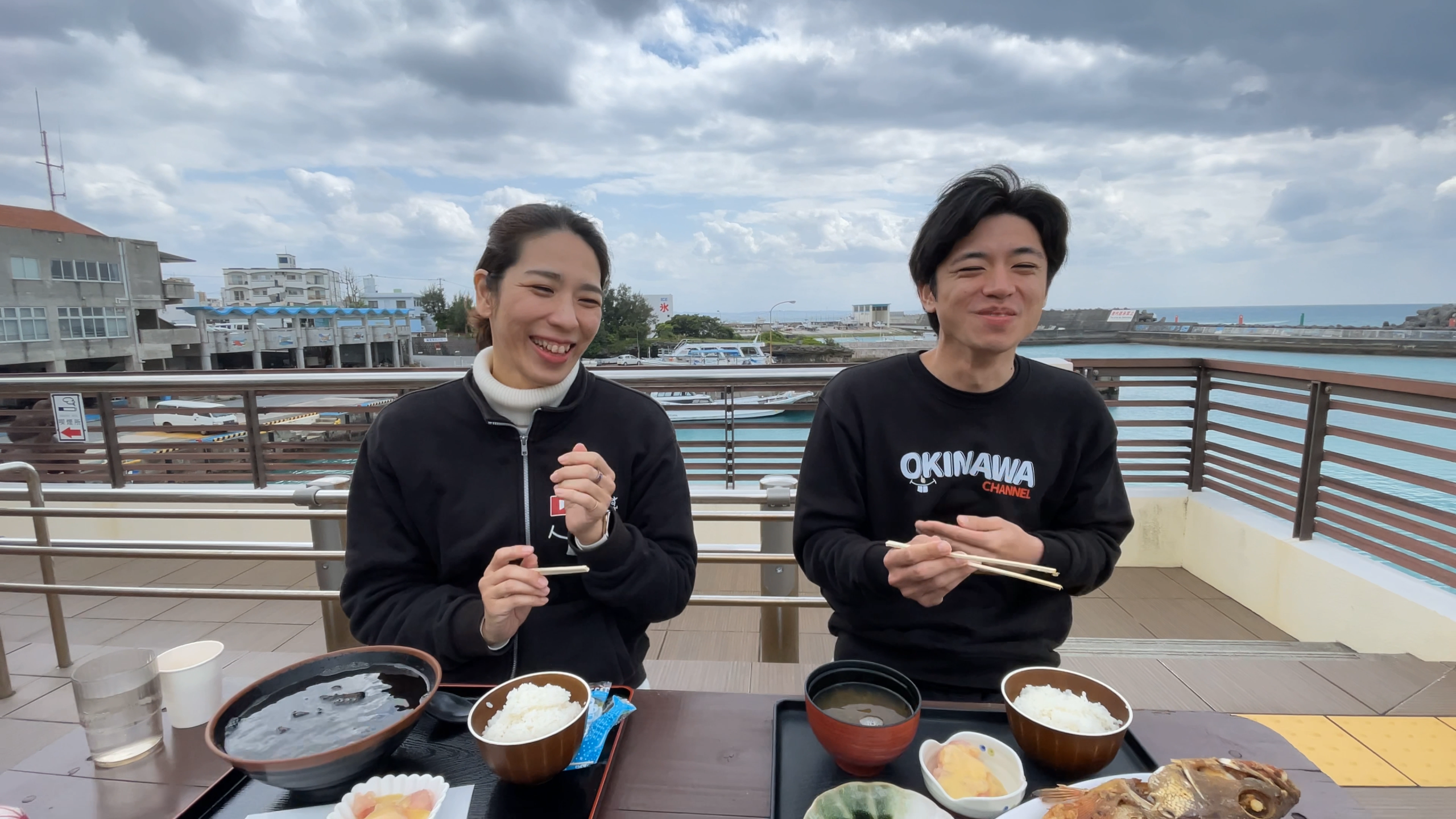 2階テラス席から見下ろす都屋漁港の美しい海の景色