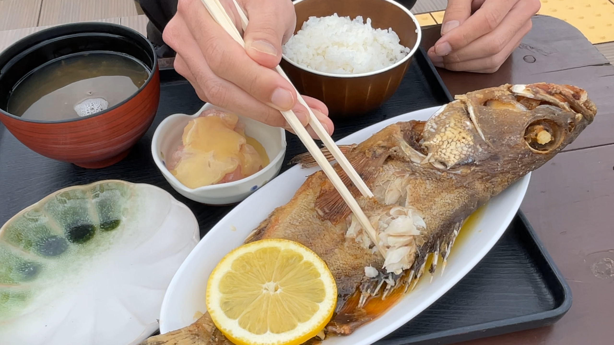 バターとにんにくの香りが食欲をそそる白身魚（ミーバイ）のバター焼き
