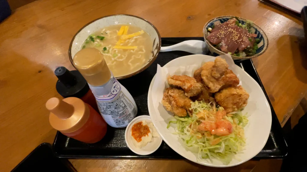 かめぜん食堂唐揚げ・そばセットとミニマグロ