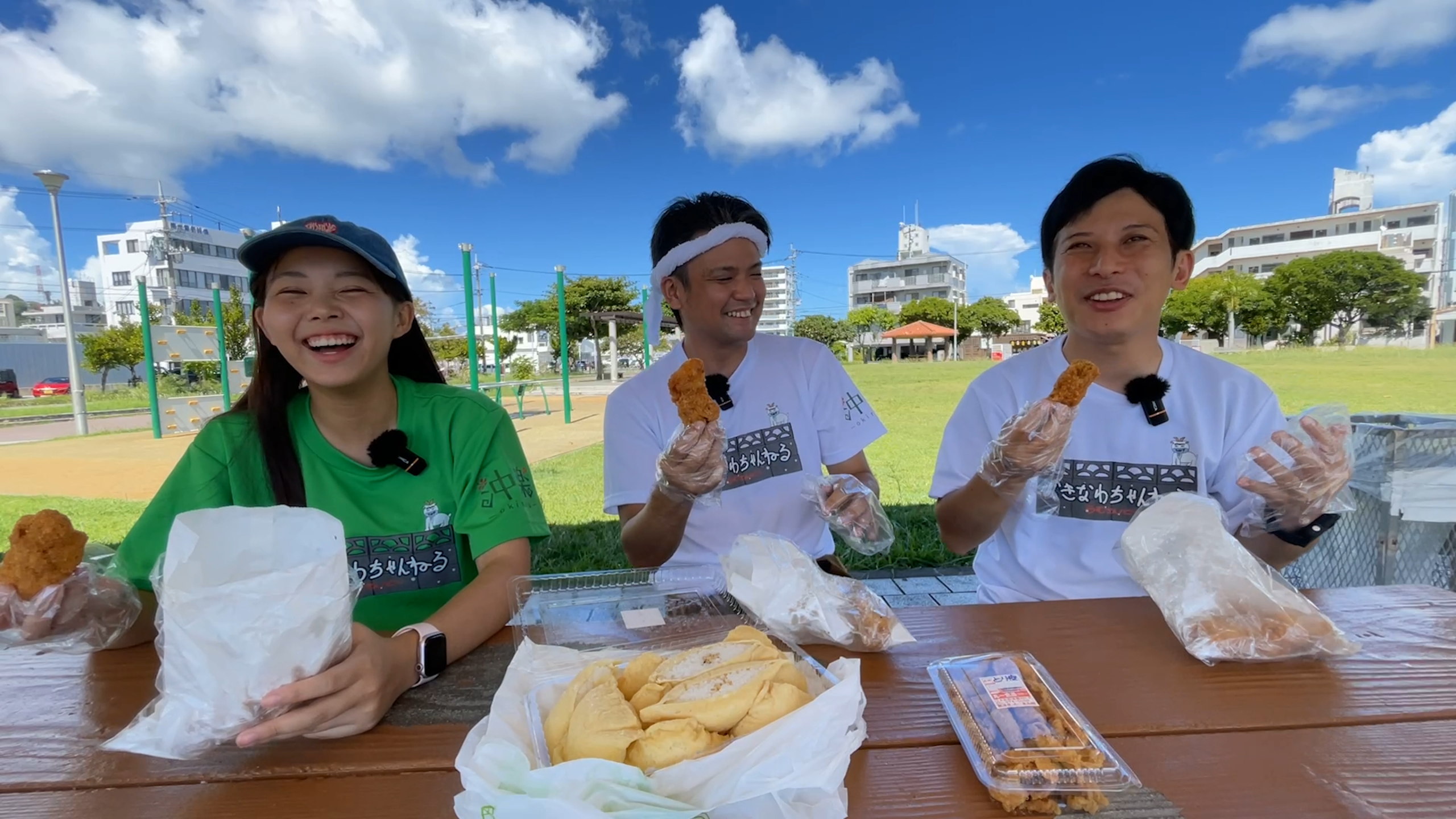テイクアウトした大量のいなりとチキンを公園で広げてピクニック開始！