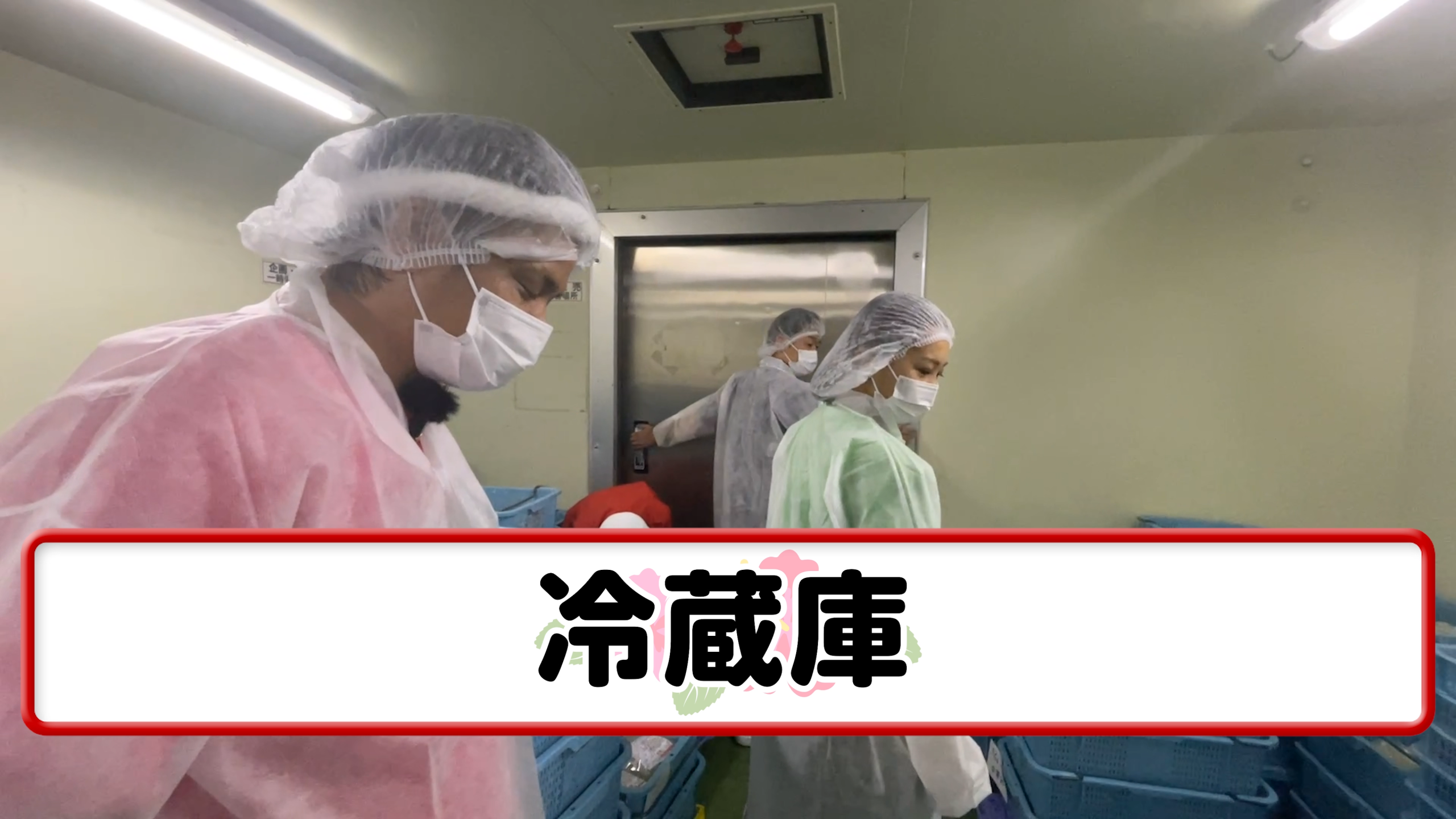 茹で上がった麺がプールのような冷却機で一気に冷やされる大迫力の光景