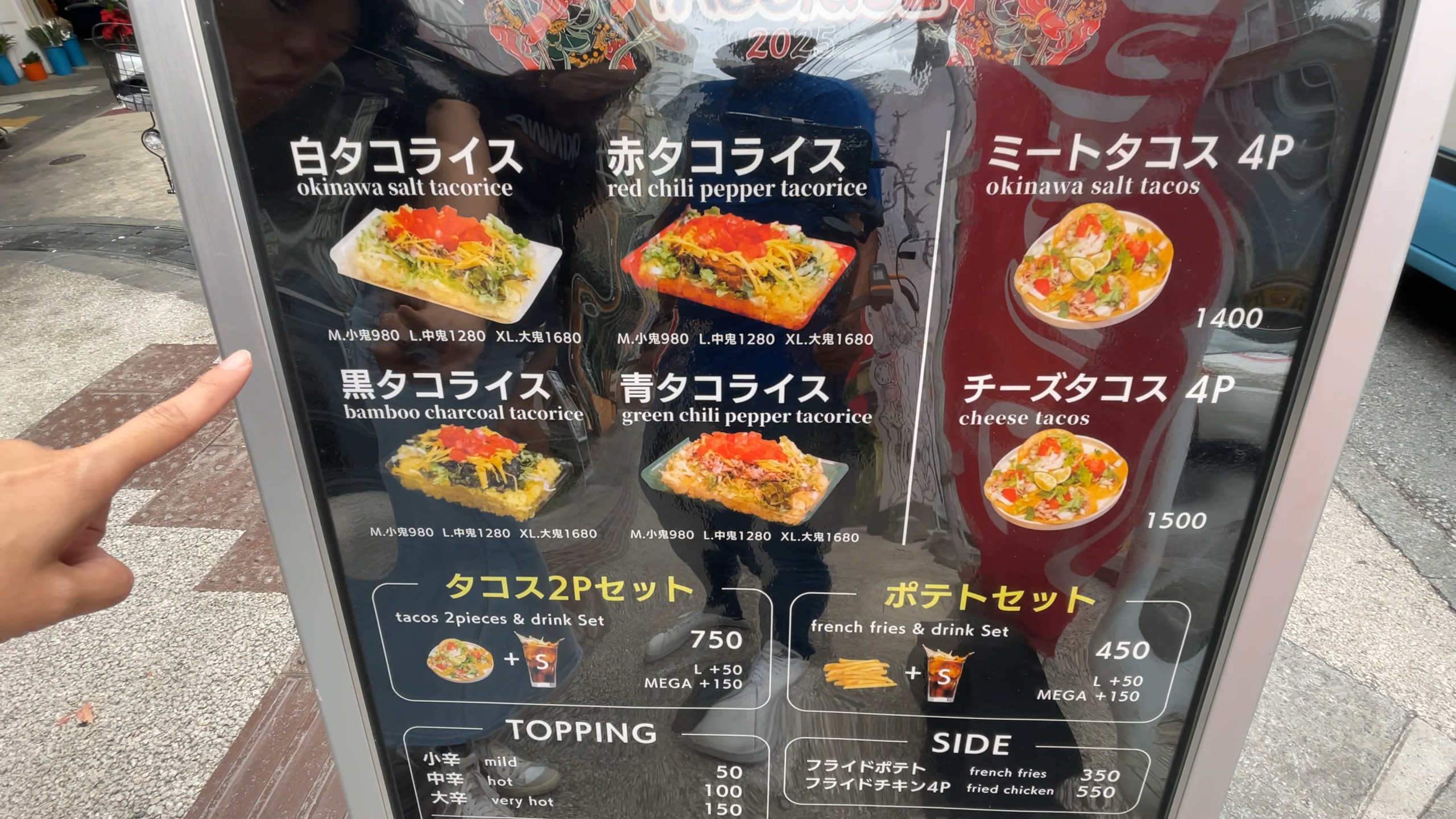 全く異なる味わいが楽しめる、白・赤・黒・青の4色のタコライス
